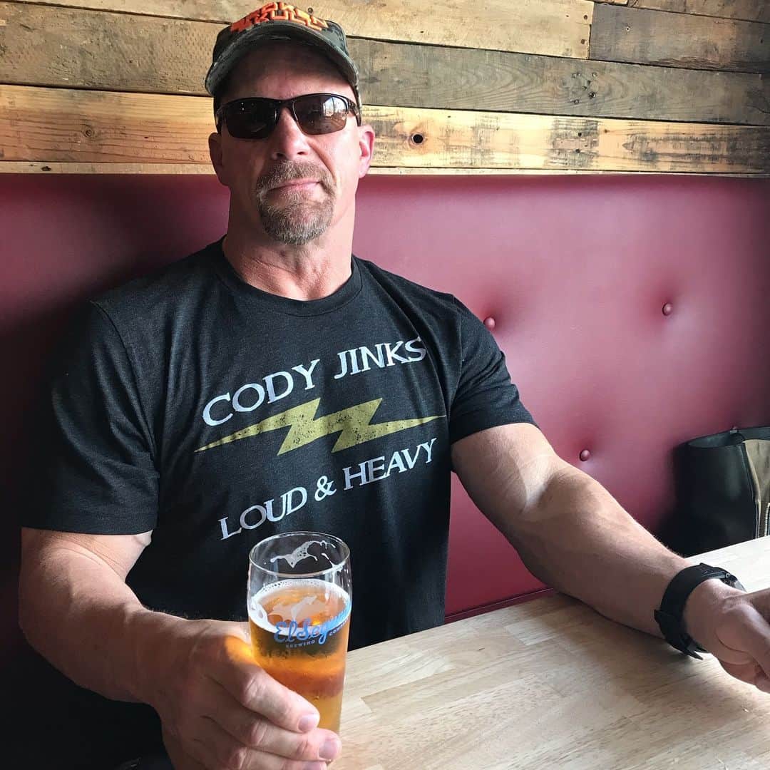 ストーン・コールド・スティーブ・オースチンのインスタグラム：「Swig of Beer!  Broken Skull IPA “Best IPA in the USA” @esbcbrews  @esbcsliceandpint  SHIT!! TOO MANY STEEL CHAIRS... Check out @codyjinks for all things music, shows, and Merch!  #whatelseisnew?」