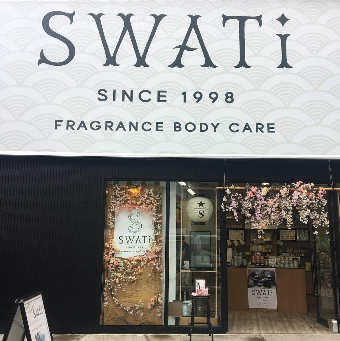 SWATi Officialさんのインスタグラム写真 - (SWATi OfficialInstagram)「ご好評いただいておりましたPOPUP STOREも、とうとう本日最終日です🌸 感謝セールも開催しておりますので、 ぜひ最後に遊びにいらしてくださいね！  #SWATi #スワティー  #ディフューザー #ordermadediffuser #プレゼント #バースデーフレグランス #gift 　#diffuser #香り #フレグランス　 #party #rawbodycream  #ボディケア #bodysoap #保湿 #birthdayfragrance #marble  #clay #scrub #magnolia #残香 #bodycare #sale #バスパール #bathpearl」3月31日 10時14分 - swati_official