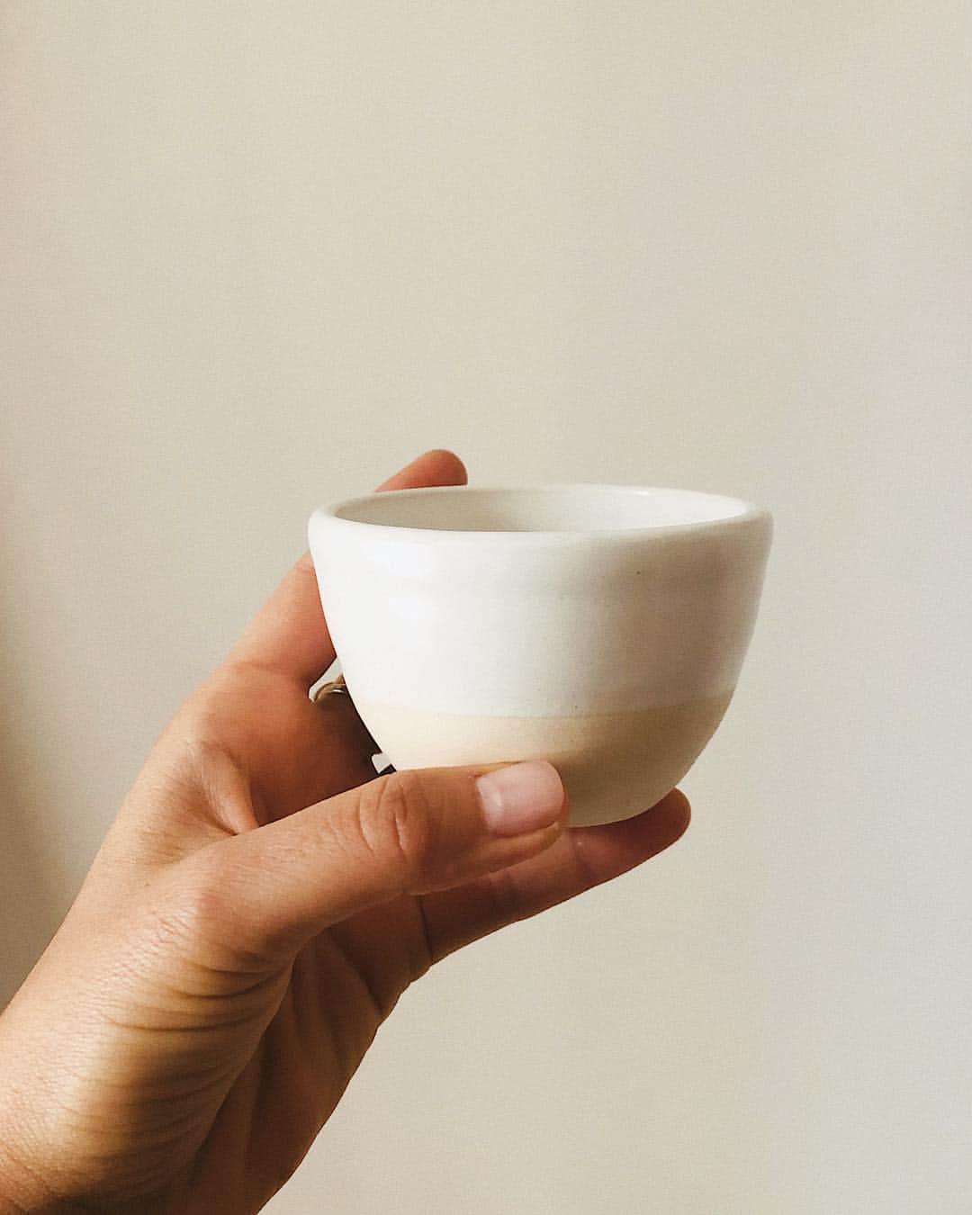 Tamikoのインスタグラム：「how do you espresso - white on white or with some speckle freckles ☕️👌🏽? #tamikokonutscreative #ceramics #espresso」