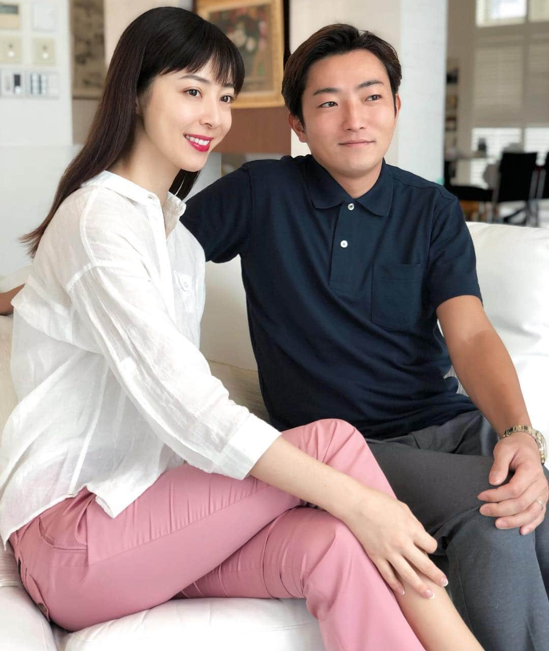 白田久子さんのインスタグラム写真 - (白田久子Instagram)「夏の機能性シャツを2人でコーディネート これからの季節、汗や暑さの夏の不快感を解消してくれるそうなのでめいいっぱい子供達と遊ぼうお思ってます👨‍👩‍👧‍👦 サラッとした着心地でとっても気持ちいいです！ これはイロチで何枚か欲しいな❤️ #白シャツ #夏サラ #ポロシャツ #におわん抗菌 #イオン#pr #年子ママ」3月31日 10時24分 - hisako_shirata