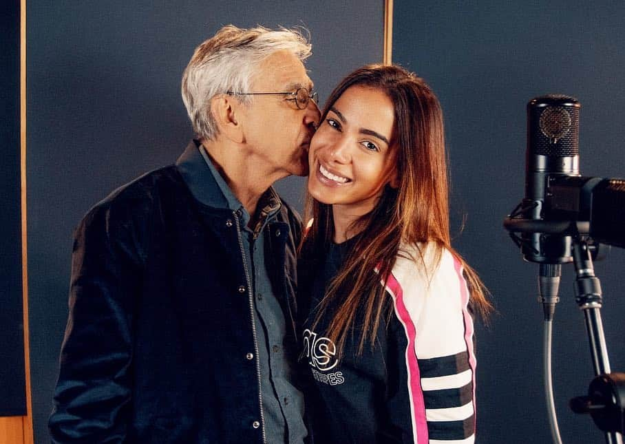 カエターノ・ヴェローゾさんのインスタグラム写真 - (カエターノ・ヴェローゾInstagram)「Meus parabéns, @anitta! Muitas felicidades e vida longa! 👉🏼❤ Feliz em cantar com você a canção “Você Mentiu”, do seu novo álbum. Um beijaço!  #CaetanoVeloso #Anitta」3月31日 10時32分 - caetanoveloso