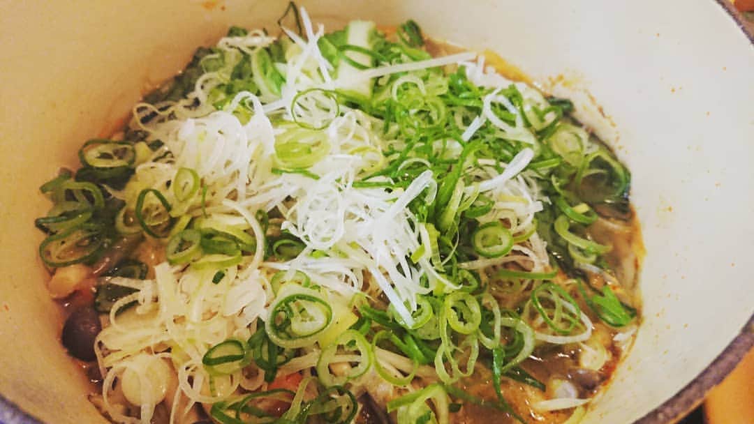 松坂南さんのインスタグラム写真 - (松坂南Instagram)「一人鍋。土鍋のほうが雰囲気出るんだけど…自分で食べるだけなので(笑)  京野菜と鶏中心でヘルシーに✨  きのうは味噌の日だったらしく。。 ちょうどよかった😃  #みなみんレシピ」3月31日 10時46分 - minami_matsuzaka