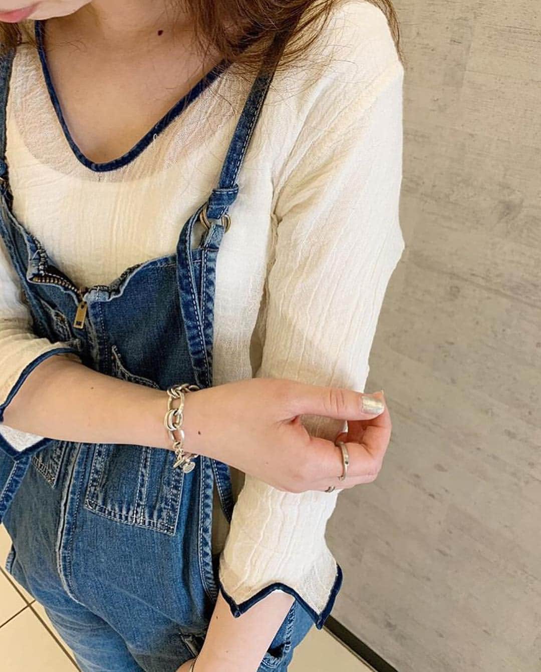 のインスタグラム：「. JOHNBULL salopette lot.AP714 / ¥20,000+tax  不動の定番人気サロペット“フレンチサロペット”  フランスのワークウェアを意識したシンプルな作りは経年変化を楽しみつつ新たな定番アイテムとしておすすめです。  @johnbull_kobe  #johnbull #johnbullprivatelabo #pants  #leopard #taperedpants #newarrival #newin #springfashion #coordinate #fashion  #ジョンブル #ジョンブルプライベートラボ #ファッション #テーパードパンツ #ヒョウ柄 #レオパード #Tシャツ #サテンパンツ #コーディネート #カジュアルコーデ #大人カジュアル #2019ss」