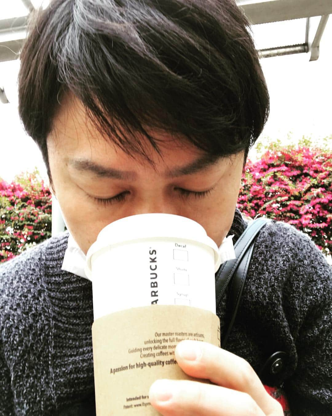 片岡千壽さんのインスタグラム写真 - (片岡千壽Instagram)「本日も稽古前のスタバ☕️長丁場を予想していつものグランデサイズ🎶ちょっと寒いから尚美味しい✨ コーヒーに感謝しながらの図✨✨ではお稽古行って参ります✌🏻 #歌舞伎座 #四月大歌舞伎 #平成代名残絵巻 #片岡千壽 #次女 #違うから #侍女 #ちょっと寒い #コーヒー美味し #スタバ #もっぱらブラック派」3月31日 10時40分 - senju.kataoka