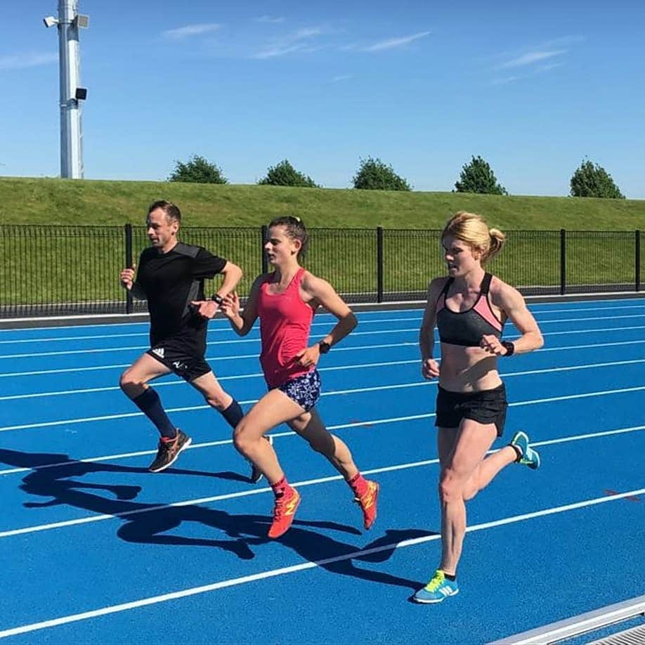 アンジェラ・ペティさんのインスタグラム写真 - (アンジェラ・ペティInstagram)「Massive congratulations to my amazing friend an incredible training partner @speedmonstar on her amazing race yesterday- running 2.07.97 in Wellington!!! Going from a 2.10.4 seasons best to 2.07.9, just off her PB of 2.07.68 from 2016.  Jumped from 8th to 3rd on the New Zealand ranking list for this year so far!! Ari really inspires me as she has persevered through some tough times and over a long time of not improving and has worked so hard for this. I am so blessed to have her as a training buddy and close friend. She is not only an awesome athlete but an amazing person and so incredibly caring. We have a lot of fun together- lots of laughs, fun trips away, and she is even by my side when I've vomited after some tough training sessions haha. So excited to continue to chase our dreams together Ari- bring on Europe!!! Also congrats @sam_tri_run for being an amazing coach ♥️ #800 #trackandfield #runfast」3月31日 10時41分 - angie_run800m