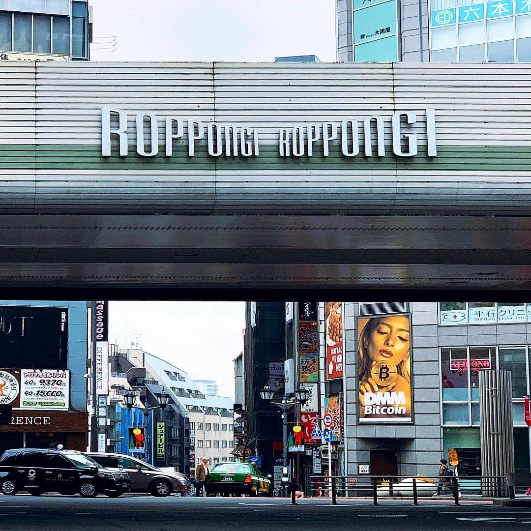YOICHIのインスタグラム：「#roppongiroppongi #roppongi #六本木 #港区 #日本 #japan #交差点 #高架下 #₿ #bitcoin」
