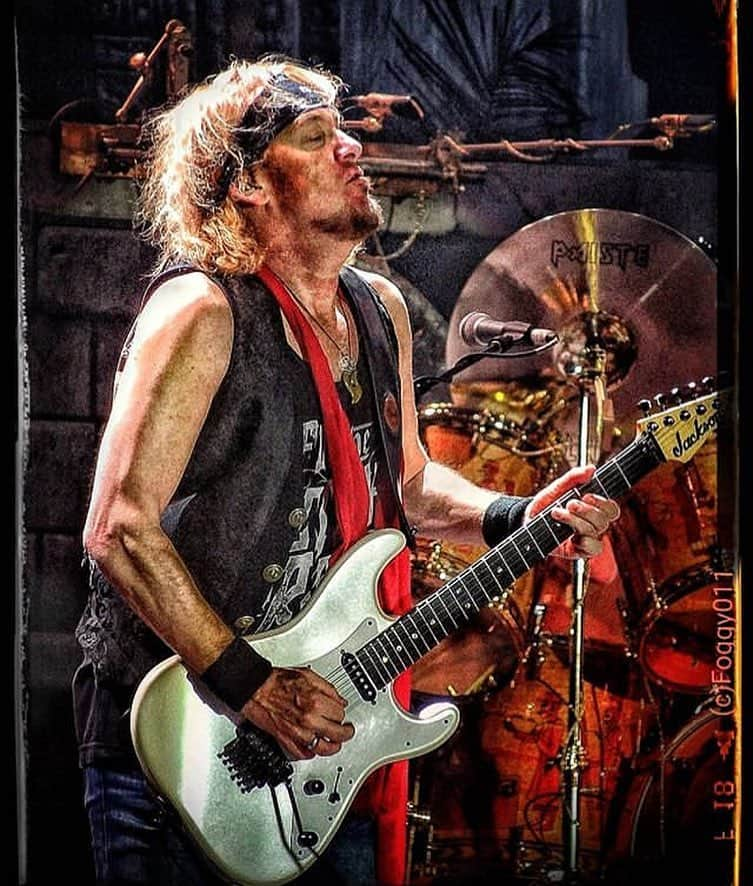 エイドリアン・スミスのインスタグラム：「Great picture! #repost #adriansmith #ironmaiden @anais.fuentxs」