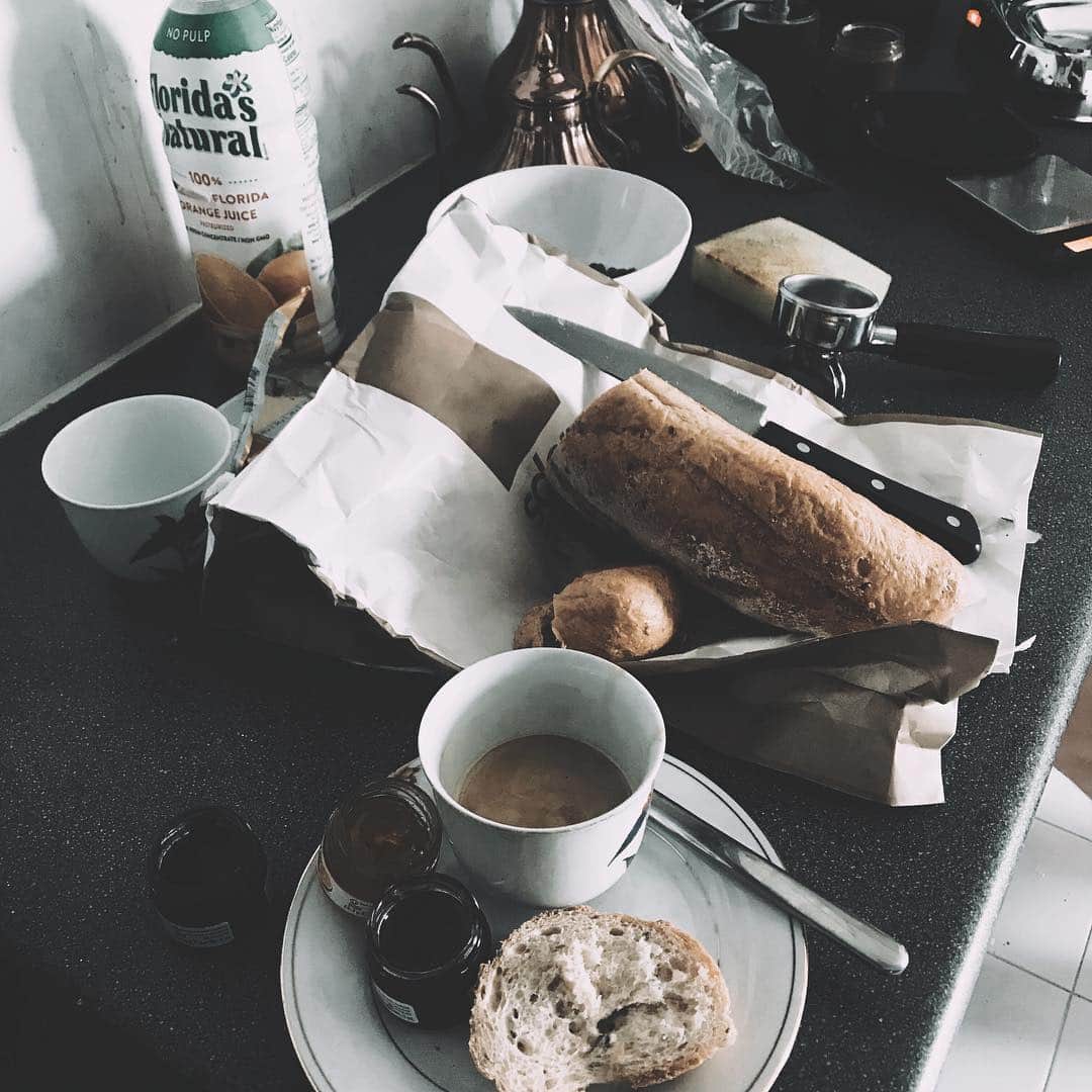 イプシー・キーラティさんのインスタグラム写真 - (イプシー・キーラティInstagram)「Breakfast & coffee. 🍞☕️🍳🖤 @the.coffeelab」3月31日 11時04分 - gypsykeerati