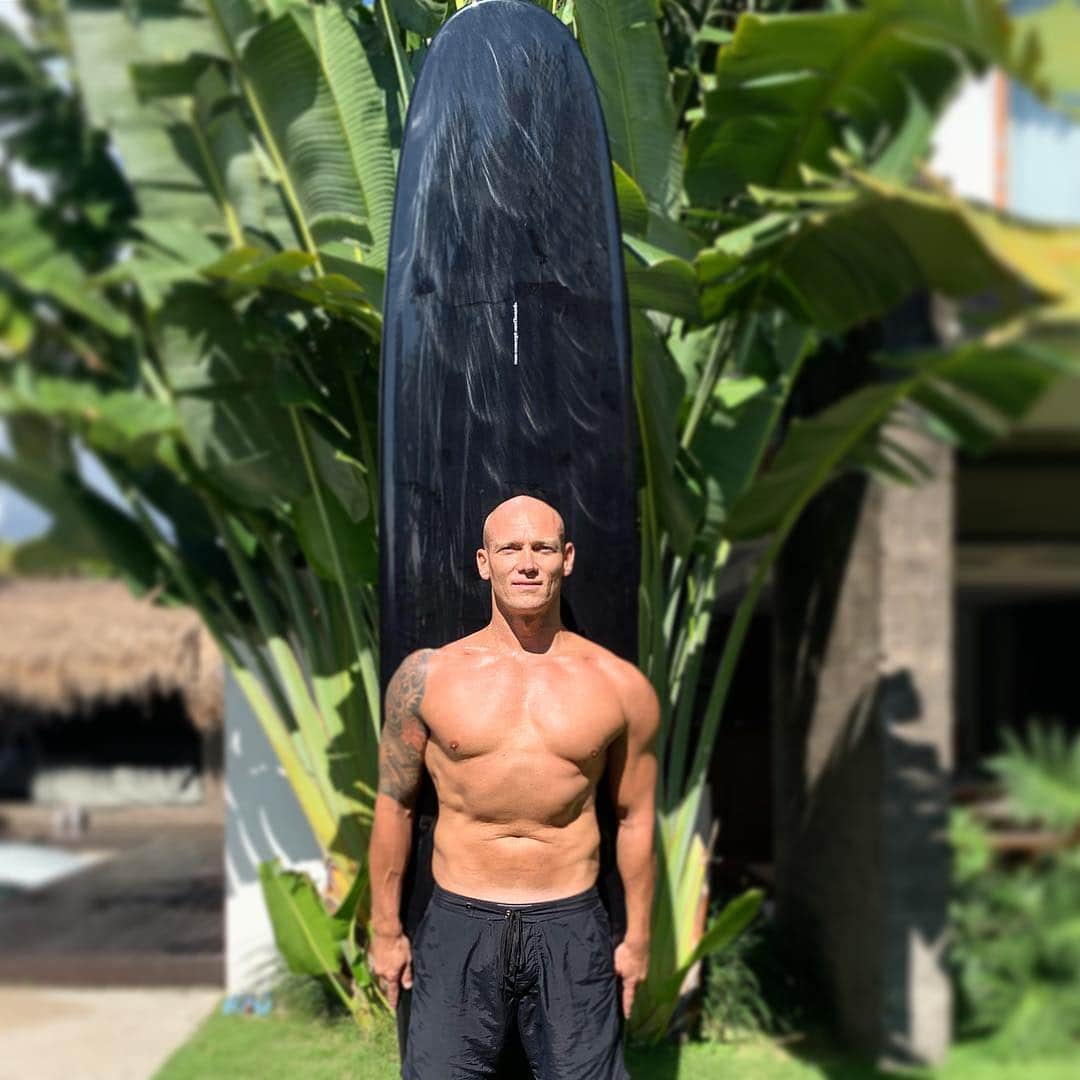 マイケル・クリムさんのインスタグラム写真 - (マイケル・クリムInstagram)「My new steed! Couldn’t be happier! @rossconceptsurfboards #black #beauty #surfporn」3月31日 11時03分 - michaelklim1