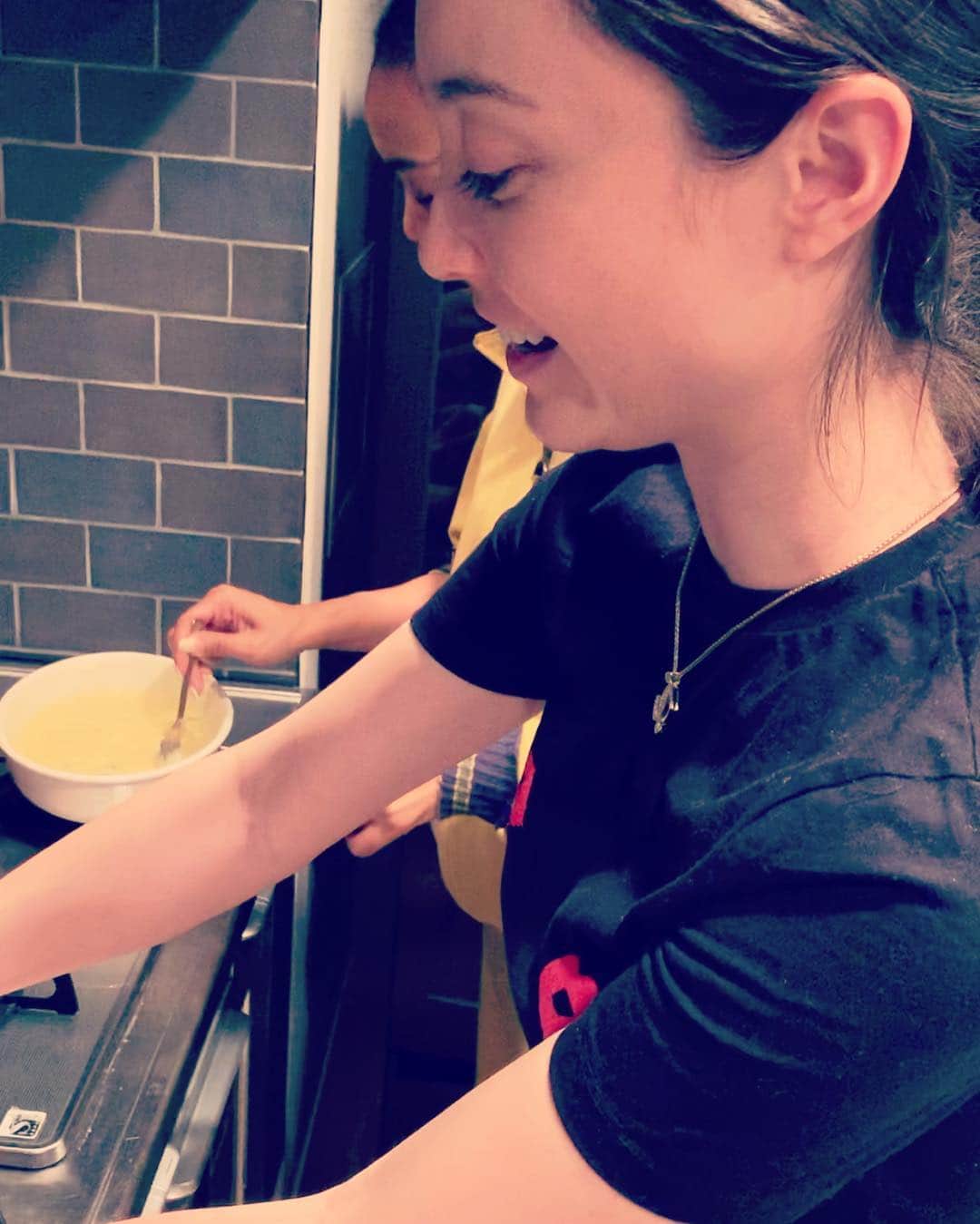 エミ・マイヤーのインスタグラム：「Weekend baeking 👩🏻‍🍳 w booboo 美味しく焼きあがりました🧁」