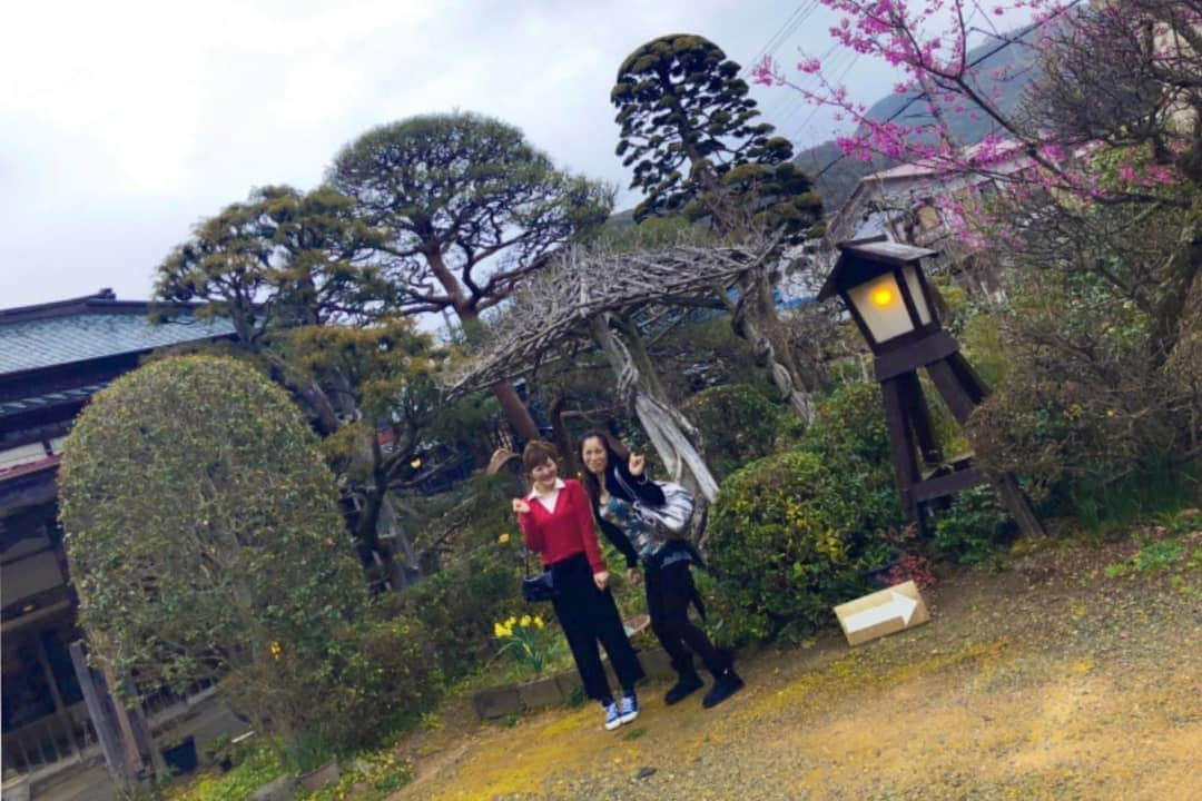 松浦麻里奈さんのインスタグラム写真 - (松浦麻里奈Instagram)「ここ綺麗やろ？ 宮崎のお姉さまと、 ダンサー講師の姉さま(♡˙︶˙♡) 丁度オーナーが居てたので静岡県のとある別荘に😊💕 . .  この日の朝、新潟居てて 静岡下田に着いたのが夜中1:00過ぎ😱 .  六時間？も電車乗ってて尻痛くてヤバミやったけど、 皆起きててくれて ご飯まで作ってくれて😰 感動したわ💦 . 現実逃避👋😆🎶✨曇りでも、癒された！ 温泉もよきよき。 . #静岡 #新潟 #建築 #別荘 #デザイナー #海 #sea #designer #home #homedesign  #gallery  #girl #season #seaside #温泉 #下田 #建築デザイナー #cherryblossom #旅館 #ダンサー 講師 #ジュエリー 社長 #経営者 #宮崎 #party #酒飲み #all2epic」3月31日 11時12分 - ay114.831m