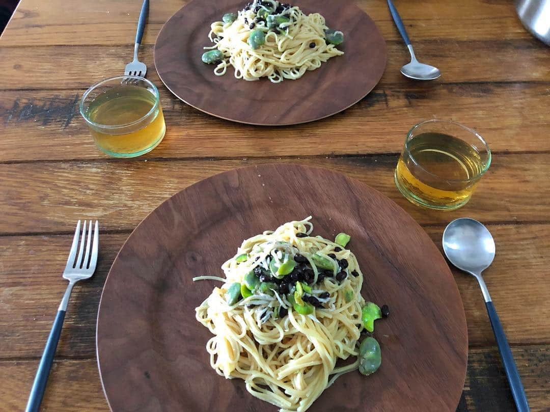 藤田敦子さんのインスタグラム写真 - (藤田敦子Instagram)「ㅤㅤㅤ ㅤㅤㅤ 春らしくそら豆パスタ🍝 納豆、しらす、たらこ、と 家にあるもの入れてみた。 ㅤㅤㅤ 味付けはなんと #うさぎ農園 の生姜焼きのタレ。 万能すぎて正直何にでもかけてる😂 忙しい人のお助けマンだからね、 うさぎ農園の加工品🥺 ㅤㅤㅤ これ、起きてお湯沸かすところからしても 15分でできた気がする、、、😳」3月31日 11時12分 - blenda0305