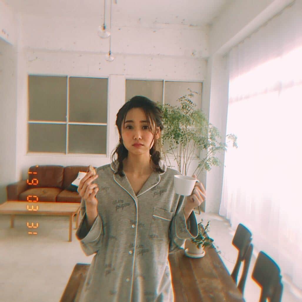 小林ようのインスタグラム：「ぐもーにん . #sundaymorning #pajama #roomwear #scone #coffeetime #breakfast #shooting #model #tokyo #hairarrange #makeup #메이크업 #모델 #도쿄 #ルームウェア #パジャマ #ヘアアレンジ #撮影 #小林よう」