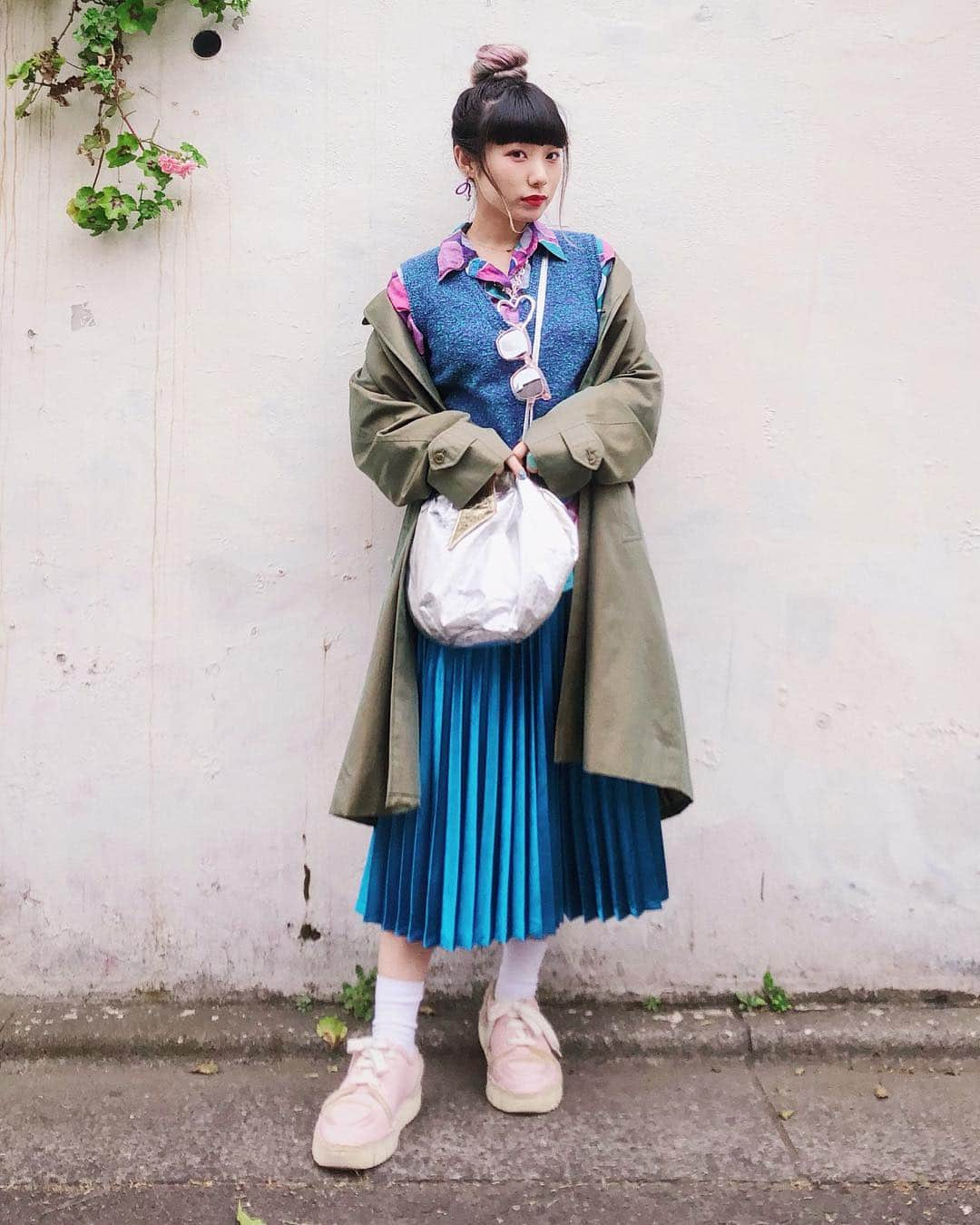 相羽瑠奈さんのインスタグラム写真 - (相羽瑠奈Instagram)「🔵 ♡ 🔮 🌸 👽 昨日のお洋服 まだまだコートがないと寒いね❄️ コートなしverは2枚目へ ▶︎ blouse/vest #used coat #vintage @burberry bag #vintage @channu_osaka skirt @lillilly_official sunglasses @forever21 necklace @jbcg_official shoes @marni」3月31日 11時16分 - rone.runa