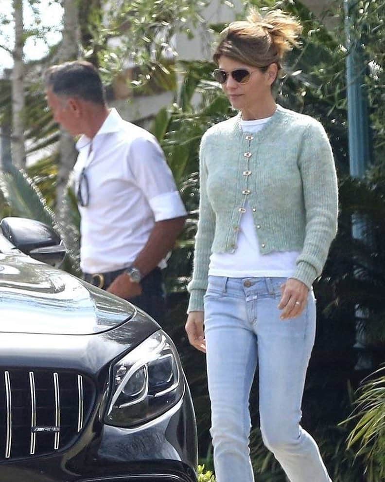 E! Onlineさんのインスタグラム写真 - (E! OnlineInstagram)「Lori Loughlin and her husband are coming out of hiding two weeks since they were charged in the college admissions scheme. Link in bio for what they're doing now that their lives have been flipped upside down. (📷: P&P/MEGA)」3月31日 2時21分 - enews