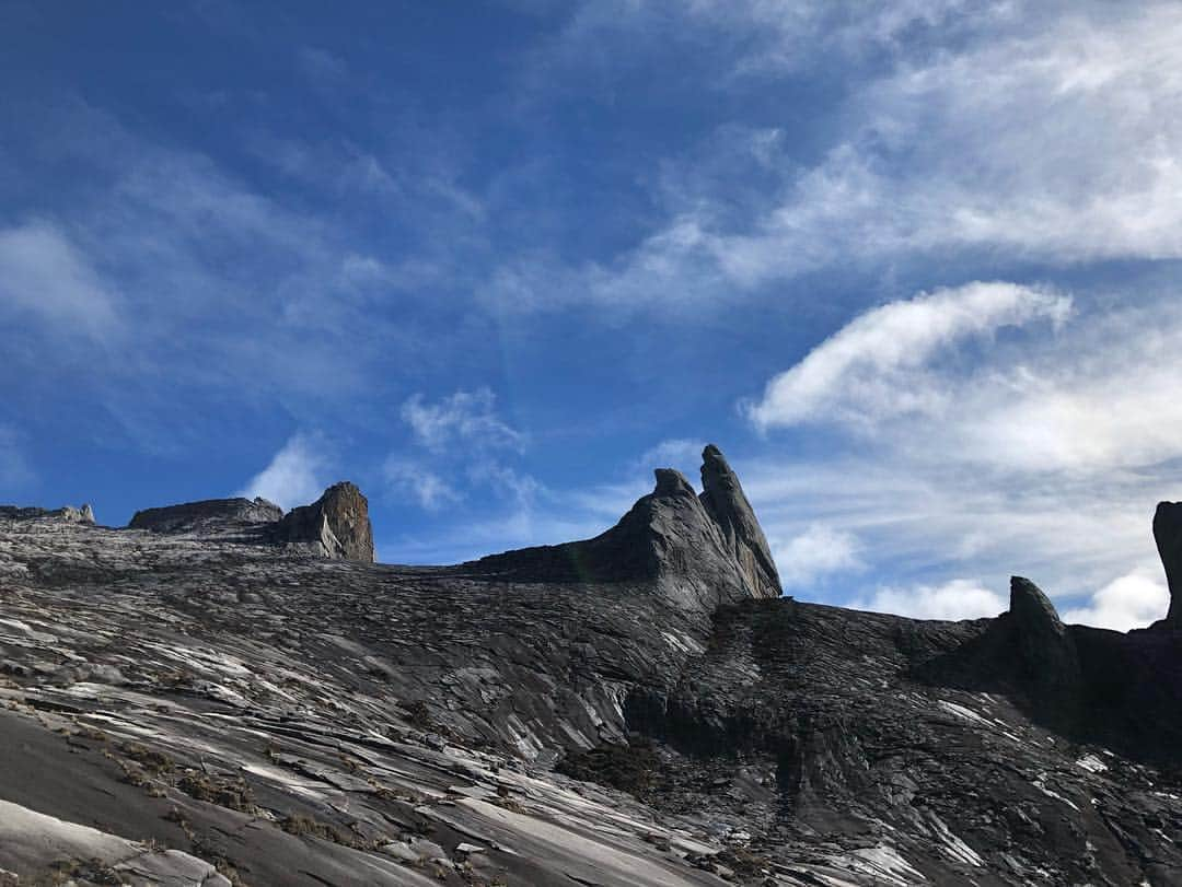 平山ユージさんのインスタグラム写真 - (平山ユージInstagram)「I’m back in Town. In fact I spend 2 days at Mt Kinabalu 4095m⛰ and Oyayubi (thumb) is there👍👍But as you know that some of the cliff has damaged by earthquake 2015 in Mt Kinabalu. Like Tinipi 5.15a is gone... Anyway I’m so glad to be back,to meet people from there and to see Mt Kinabalu even any reason. 街に戻ってきました。実は２日ほど4095mのキナバル山に登ってきました。そして親指岩は健在でした！しかし皆さんがご存知の通り2015年の地震によりいくつかの岩はダメージを受けています。無くなってしまったTinipi 5.15aのように… 何れの理由にしてもキナバル山に戻り、皆んなに会い山を見れたことはとても嬉しい事です。 @thenorthfacejp  @beal.official  @blackdiamond  @climbskinspain @mountaintorq」3月31日 2時32分 - yuji_hirayama_stonerider