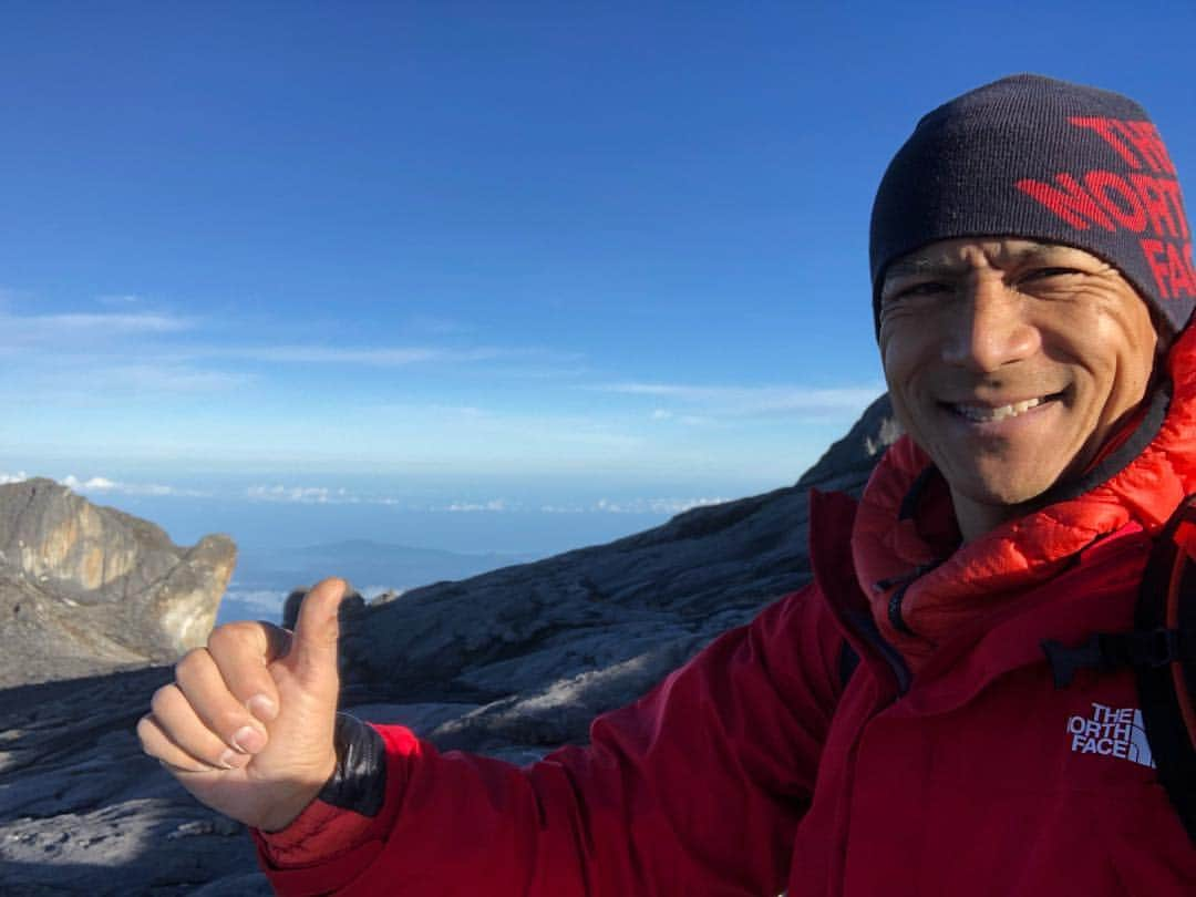 平山ユージさんのインスタグラム写真 - (平山ユージInstagram)「I’m back in Town. In fact I spend 2 days at Mt Kinabalu 4095m⛰ and Oyayubi (thumb) is there👍👍But as you know that some of the cliff has damaged by earthquake 2015 in Mt Kinabalu. Like Tinipi 5.15a is gone... Anyway I’m so glad to be back,to meet people from there and to see Mt Kinabalu even any reason. 街に戻ってきました。実は２日ほど4095mのキナバル山に登ってきました。そして親指岩は健在でした！しかし皆さんがご存知の通り2015年の地震によりいくつかの岩はダメージを受けています。無くなってしまったTinipi 5.15aのように… 何れの理由にしてもキナバル山に戻り、皆んなに会い山を見れたことはとても嬉しい事です。 @thenorthfacejp  @beal.official  @blackdiamond  @climbskinspain @mountaintorq」3月31日 2時32分 - yuji_hirayama_stonerider