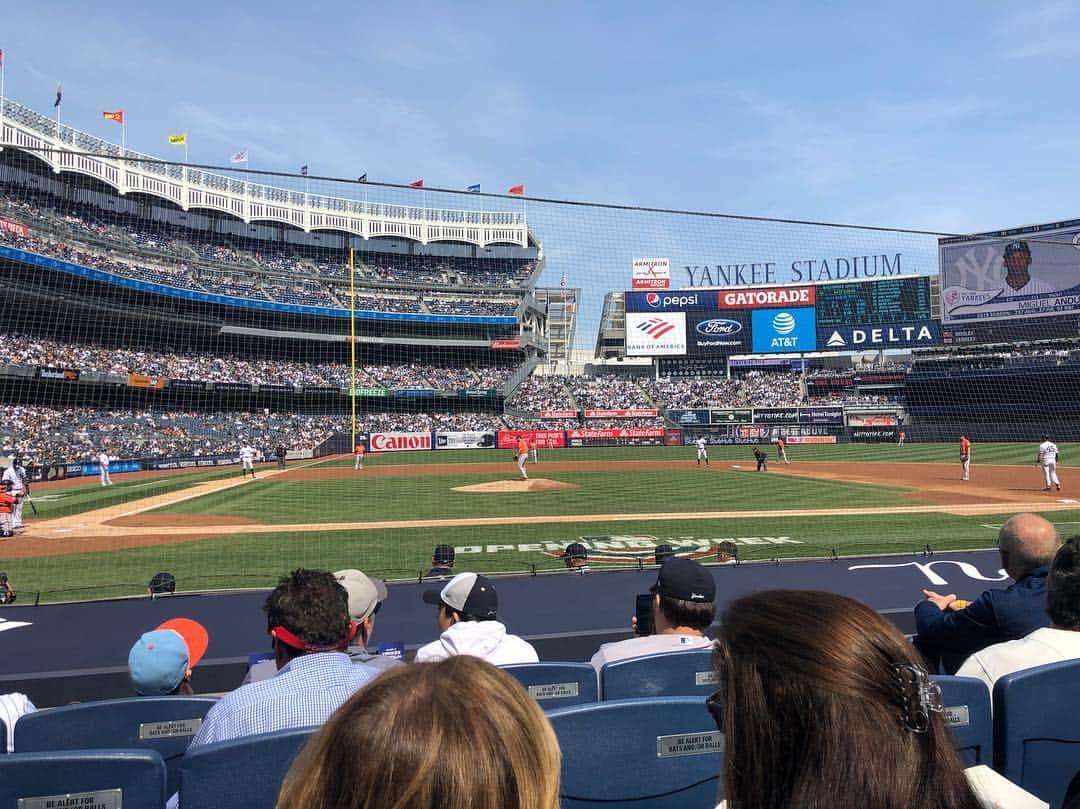 ジョディ・スウィーティンさんのインスタグラム写真 - (ジョディ・スウィーティンInstagram)「It’s baseball time!! Enjoying a beautiful game at Yankee Stadium, couldn’t be a more perfect day! #yankees #baseball #springtime @yankees」3月31日 2時32分 - jodiesweetin