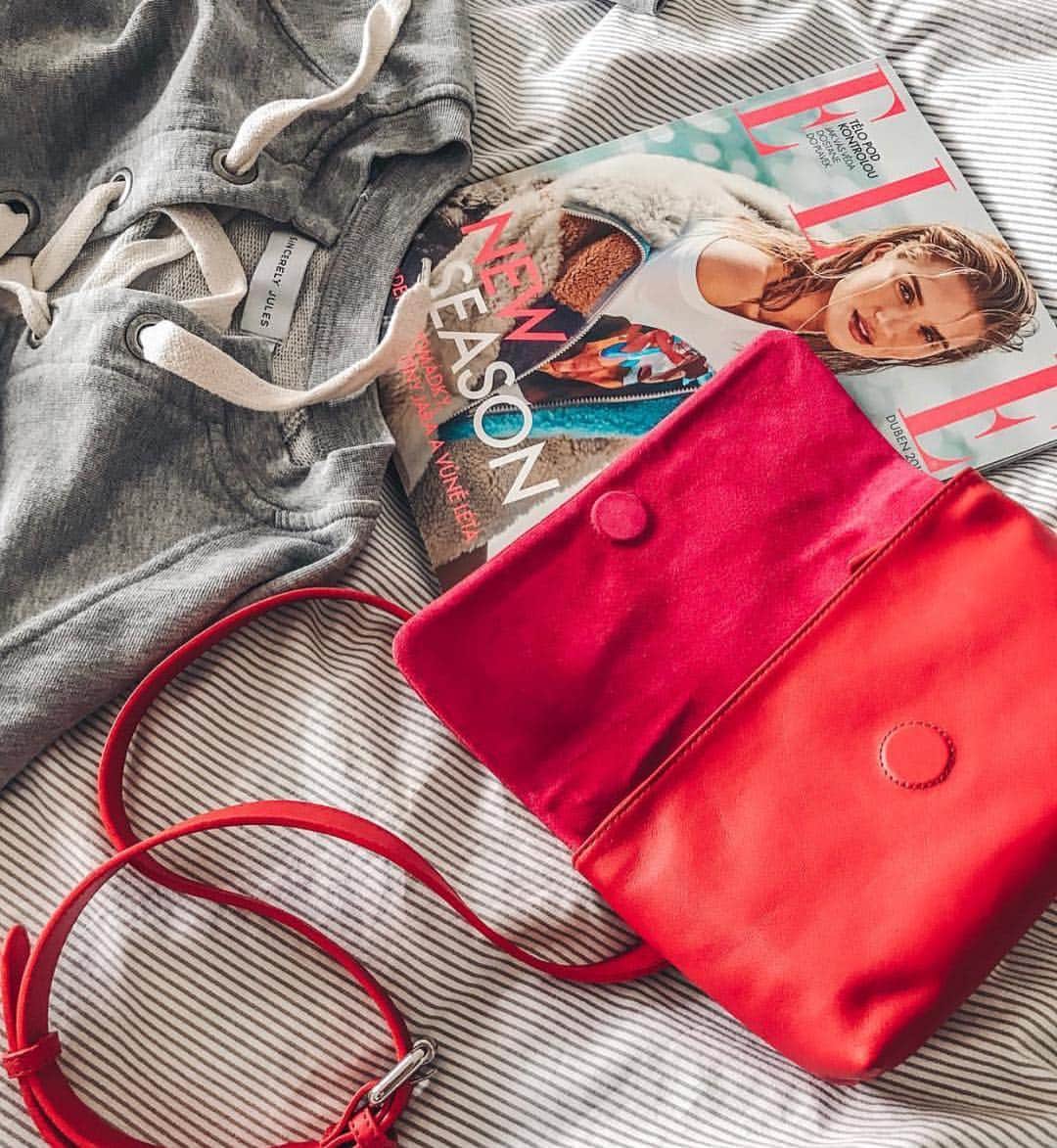 ELLE Czechさんのインスタグラム写真 - (ELLE CzechInstagram)「Opět vaše inspirativní dubnové #ELLECover/s. Děkujeme. Jo a pozor!!! Už máte slevové kupóny na “Shopping fever”??? Dejte si do diářů 12.-14.4.2019.  ______ #ELLEczech #thebestfollowers #aprilissue #outnow #bestforweekend #ShoppingFever」3月31日 2時38分 - elleczech