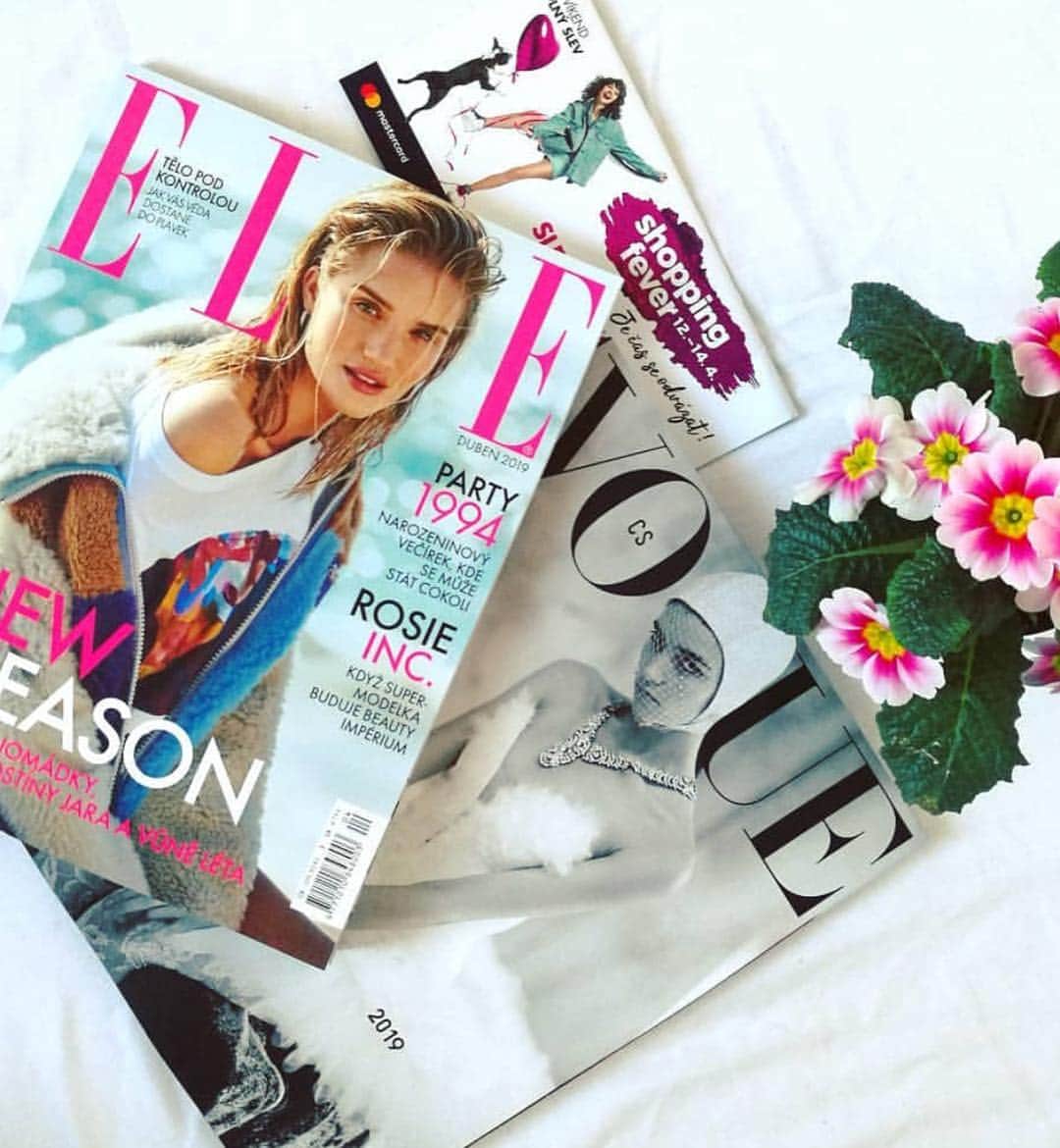 ELLE Czechさんのインスタグラム写真 - (ELLE CzechInstagram)「Opět vaše inspirativní dubnové #ELLECover/s. Děkujeme. Jo a pozor!!! Už máte slevové kupóny na “Shopping fever”??? Dejte si do diářů 12.-14.4.2019.  ______ #ELLEczech #thebestfollowers #aprilissue #outnow #bestforweekend #ShoppingFever」3月31日 2時38分 - elleczech