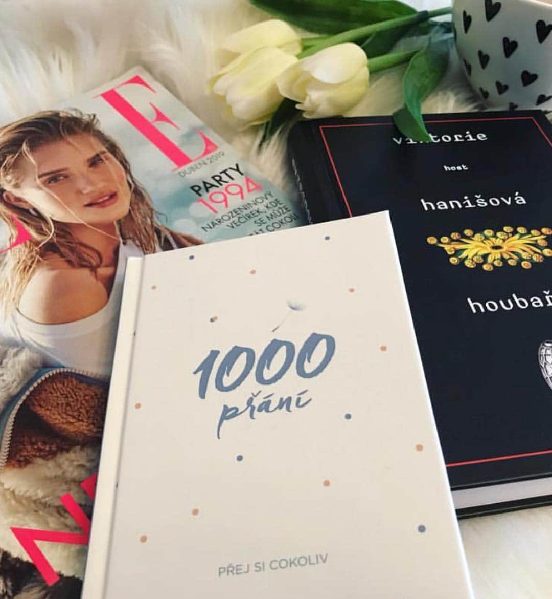 ELLE Czechさんのインスタグラム写真 - (ELLE CzechInstagram)「Opět vaše inspirativní dubnové #ELLECover/s. Děkujeme. Jo a pozor!!! Už máte slevové kupóny na “Shopping fever”??? Dejte si do diářů 12.-14.4.2019.  ______ #ELLEczech #thebestfollowers #aprilissue #outnow #bestforweekend #ShoppingFever」3月31日 2時38分 - elleczech