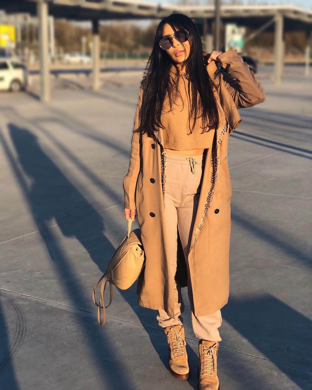 sananasのインスタグラム：「I hate beige color 🙈 Le premier qui devine où je suis sur la photo je lui envoie une surprise à domicile ahah ! 😄 Je ne suis pas sur le parking d’IKEA non 😂 . #BeigeOutfit #BeigeOOTD #OOTD #Fashion」