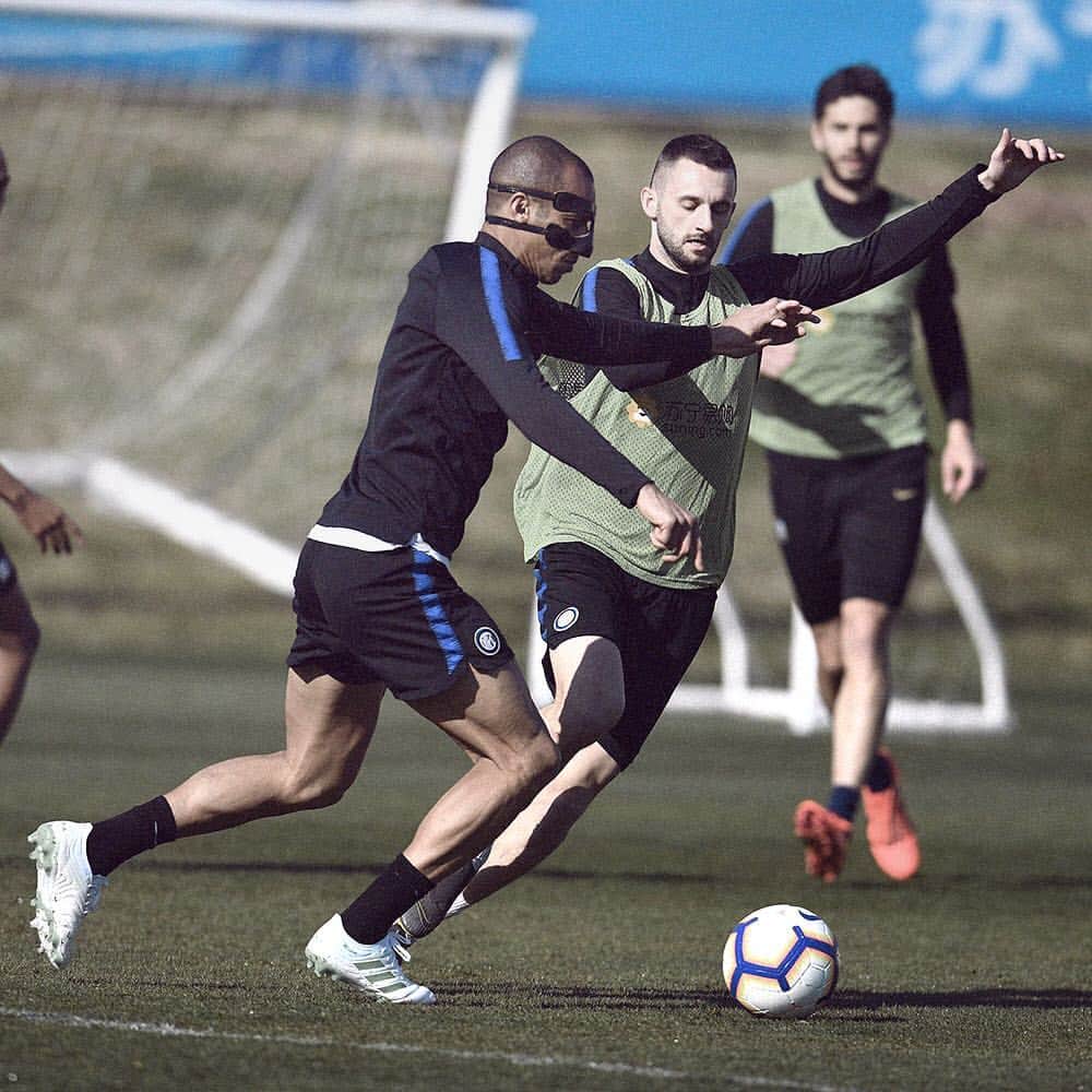 インテルナツィオナーレ・ミラノさんのインスタグラム写真 - (インテルナツィオナーレ・ミラノInstagram)「SERIE A IS BACK! 👍🏼😉 #Inter #ForzaInter #Training #Football」3月31日 2時55分 - inter