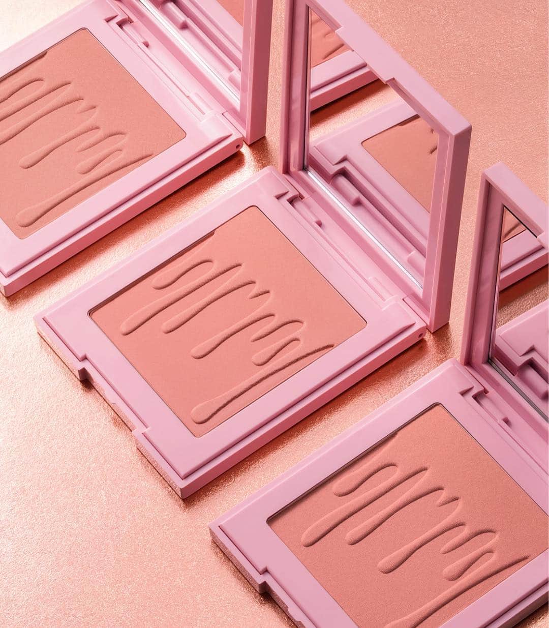 Kylie Cosmeticsさんのインスタグラム写真 - (Kylie CosmeticsInstagram)「CRUSH 💕 Our sold out valentine collection blush is back!」3月31日 2時47分 - kyliecosmetics