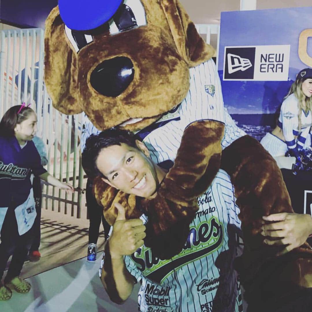 のインスタグラム：「マスコットのPERRO🐶 最初のからみがいきなりおんぶだった😆 仲良くなれそう🤗 スターマンは元気かなぁ〜🤔 また成長した姿で会えるよう頑張ろう！  #メキシコ#メキシカンリーグ#lmb #perro #sultanes #baystars #スターマン」