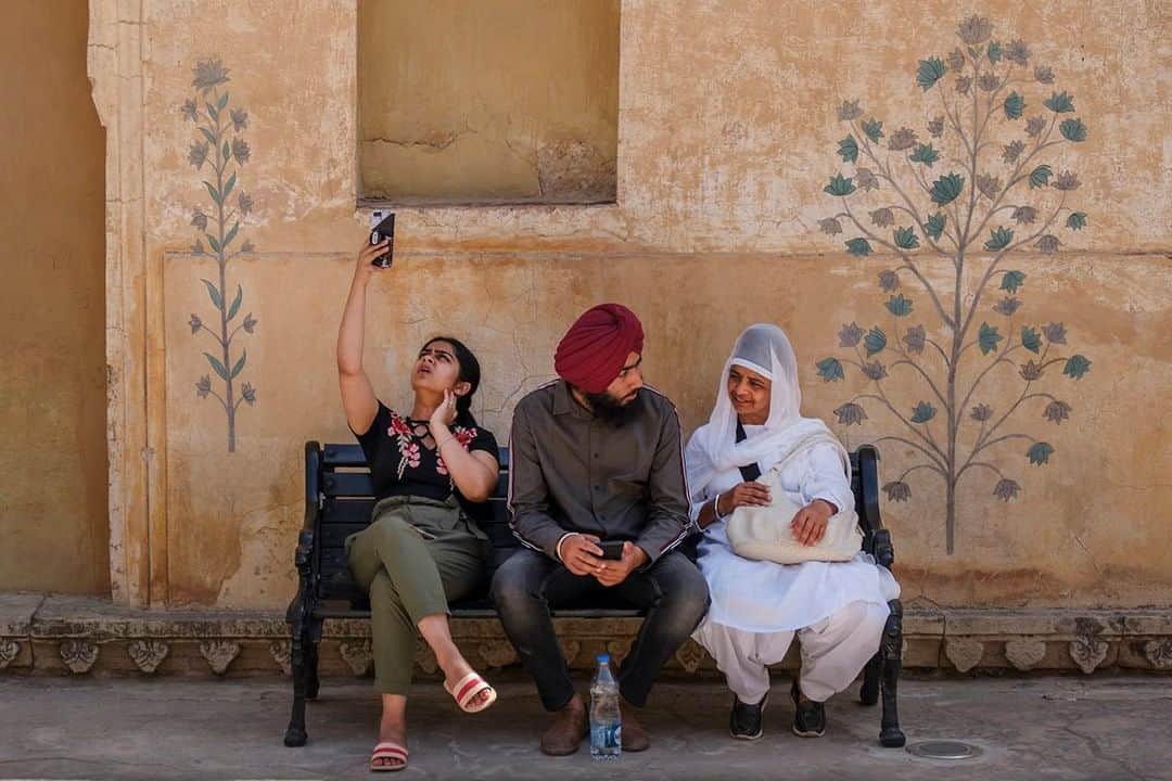 ナショナルジオグラフィックさんのインスタグラム写真 - (ナショナルジオグラフィックInstagram)「Photo by @edkashi | It's a selfie world here at the Amber Fort in Jaipur, India, on March 21, 2019.」3月31日 3時02分 - natgeo