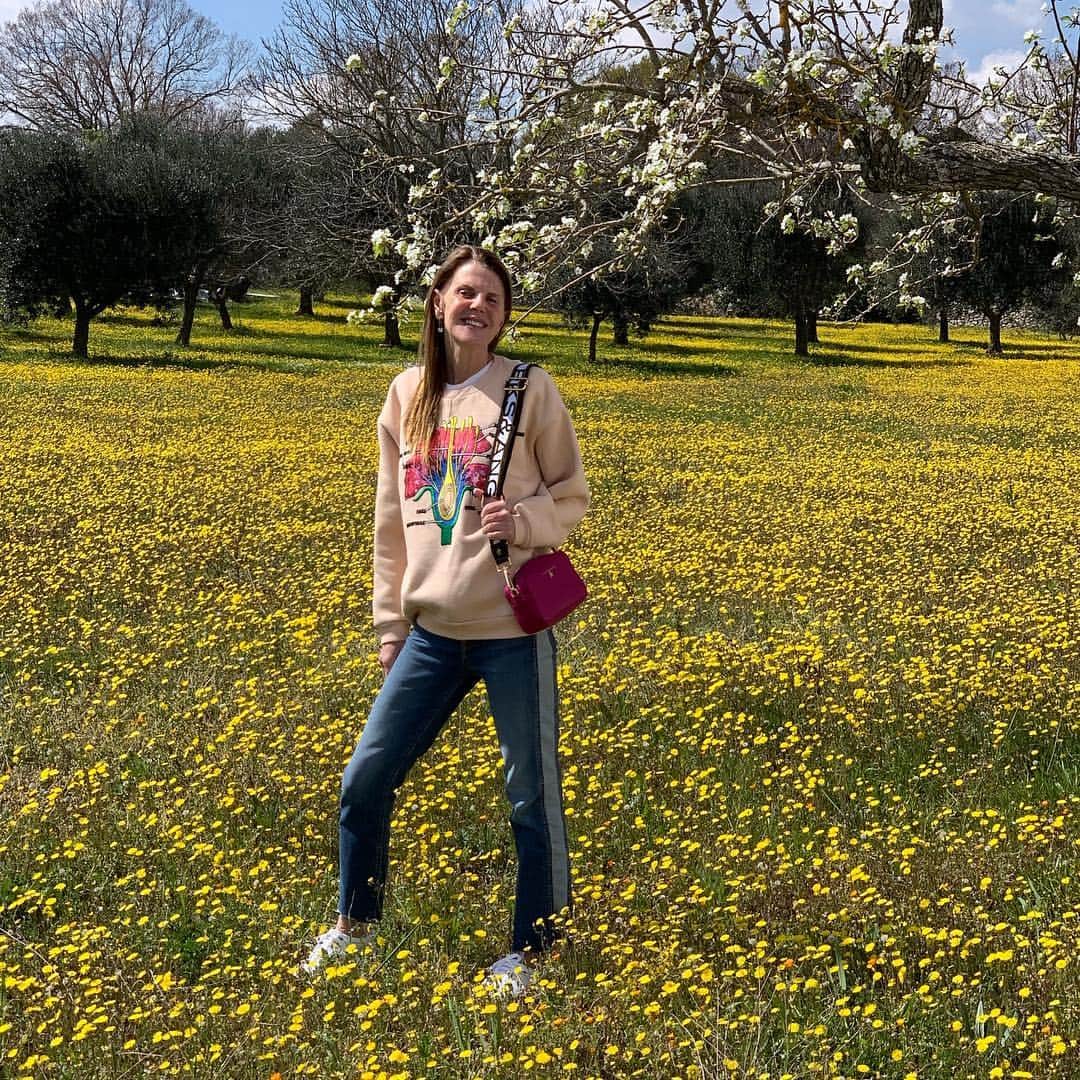 アンナ・デッロ・ルッソさんのインスタグラム写真 - (アンナ・デッロ・ルッソInstagram)「Blooming of almond blossom 🌸🌸🌸 in a yellow field 🌼🌼🌼 (wearing @marksandangels bag )」3月31日 2時56分 - annadellorusso