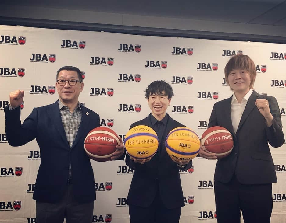 大神雄子さんのインスタグラム写真 - (大神雄子Instagram)「バスケットボール競技男女🏀 3x3バスケットボール男女🏀  開催国枠決定🔥🔥🔥 こうしてアンバサダーとして瞬間に立ち会えて幸せでした！  大河さんが仰ってましたが、ここからがスタートであり、私もバスケットボールに携わる人間として、自分にできるMAXで東京オリンピックまで選手と共にがんばろうって気持ちになることができました🔥🔥🔥 様々なことがあったバスケット界であることは事実ですが、皆さんと乗り越えてきて今があること、そして、やはり川淵さん、バウマン事務総長なしでは今はなかったのかもしれません。 また三屋会長の付いていきたくなる熱い思いに当時選手だった私はこんな人になりたいと目標にした時期でもありました。 あれから4年の時を経てオリンピック開催国枠決定。  夜中にも関わらず興奮して帰ってきてもなかなか寝れない😅  ここから更に日本一丸🔥で盛り上がっていきましょう😊‼︎ #東京オリンピック #バスケットボール #🔥」3月31日 2時57分 - shin___01