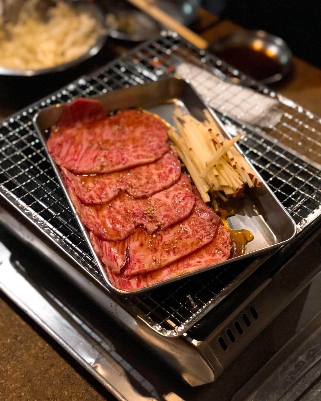 秋山具義さんのインスタグラム写真 - (秋山具義Instagram)「渋谷『どうげん』の「りんご」と「ザ・麺」卵黄のっけ、最高だよな！！！！！﻿ ﻿ #どうげん #ヤキニクホルモンどうげん #キンタカオ #渋谷焼肉 #具義焼肉2019」3月31日 2時59分 - gugitter