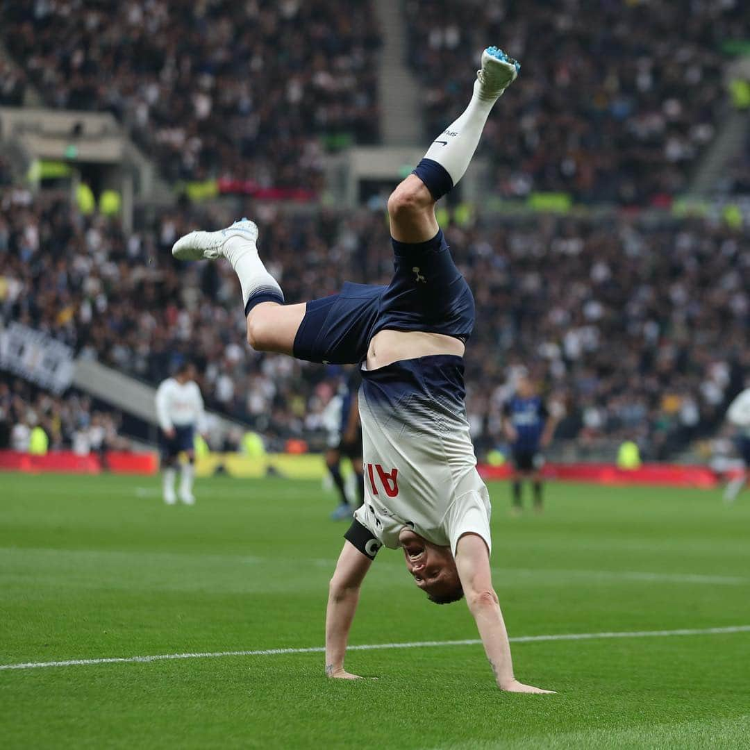 トッテナム・ホットスパーFCさんのインスタグラム写真 - (トッテナム・ホットスパーFCInstagram)「↔️ IT’S BACK 😍 @robbiekeane brings out the iconic cartwheel after scoring at #SpursNewStadium! #COYS #THFC #SpursLegends」3月31日 2時59分 - spursofficial