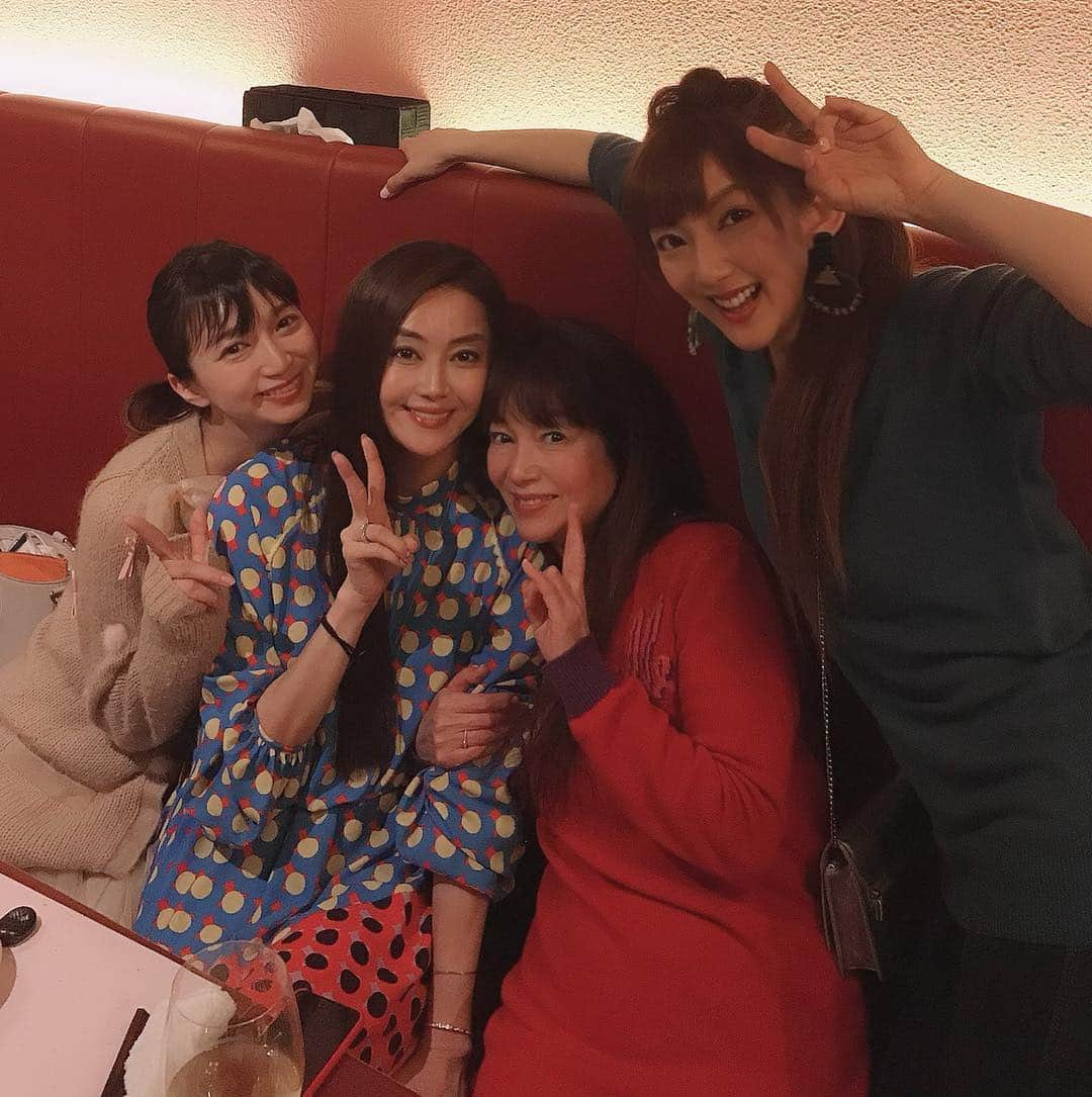 山田まりやさんのインスタグラム写真 - (山田まりやInstagram)「観月ありさちゃんのお花見会❣️みんな綺麗過ぎて桜見忘れた‼️🤣🌸www ・ 2枚目にパパもチョロリ🤣www ・ 3枚目 確実にポジション間違えて 顔デッカくなっちゃった〜！🤣 (マギー審司さんw) ・ #藤真利子 さん♥️ #沙央くらま さん♥️ @kurama_sao  #沢尻エリカ ちゃん♥️ #あびる優 ちゃん♥️ @yuabiru74  #芹那 ちゃん♥️ @serinaofficial  #ゆしん ちゃん♥️ @avex_yushin  #杉原杏璃 ちゃん♥️ @anri.sugihara.anri  一緒に写真撮れなかったけど #クリスタルケイ ちゃんにも会えました♥️ ・ 上記の美女たちを 持って来た剣でムネくんが斬りまくる！と、 大先輩の真利子さまが 渾身の斬られ役っぷりを披露して下さり大爆笑🤣www ・ そしてなんと！！ エリカちゃんまで渾身の斬られ役っぷりで応戦してくれました❣️🤣www ・ 4、5、6枚目 #鮨はやかわ の大将が 桜をバックに握ってくれる#お寿司 は絶品でした🤣🤤♥️✨✨✨ ・ DiVA♥️ありちゃんの周りには いつも笑顔と愛が溢れていて✨ 私にとってディズニーと並ぶ パワーチャージ出来る夢の国的な♥️w ・ ありちゃん♥️こうちゃん様♥️ いつもありがとうございます😂🙏✨」3月31日 3時12分 - mariya.yamada