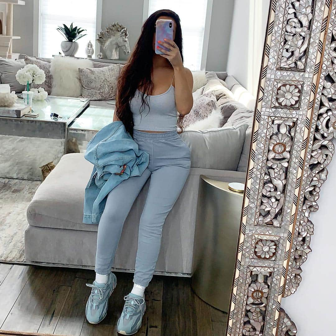 Carli Bybelのインスタグラム：「feeling blue🧩 links to my outfit on my story😊」