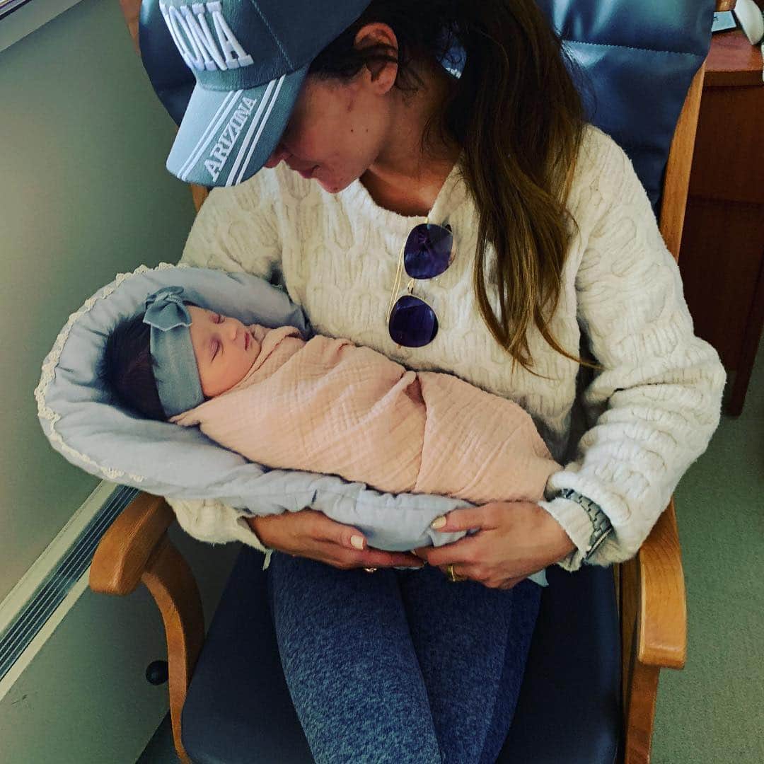 ジェシカ・ゾアのインスタグラム：「She has arrived & I don’t have words to describe this love ❤️ our niece Rani (after our Grampy) Kathryn (after her grandma) ❤️ she really is something special!」