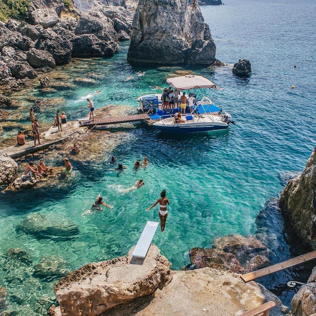 Travel + Leisureさんのインスタグラム写真 - (Travel + LeisureInstagram)「The love affair with Greece continues! Get the list of the top 10 islands in Europe at our link in bio 🇬🇷 #tlpicks courtesy of @bucketlistbums」3月31日 3時20分 - travelandleisure