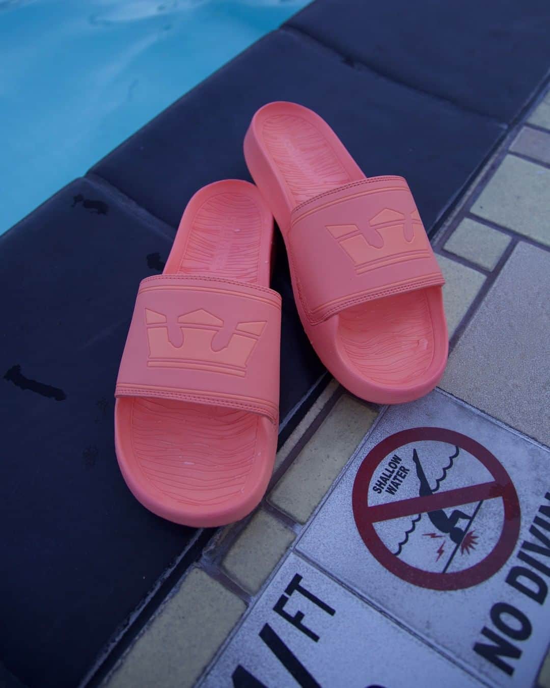 スープラさんのインスタグラム写真 - (スープラInstagram)「Slide into the weekend in the #Lockup. Available now on suprafootwear.com」3月31日 3時30分 - suprafootwear