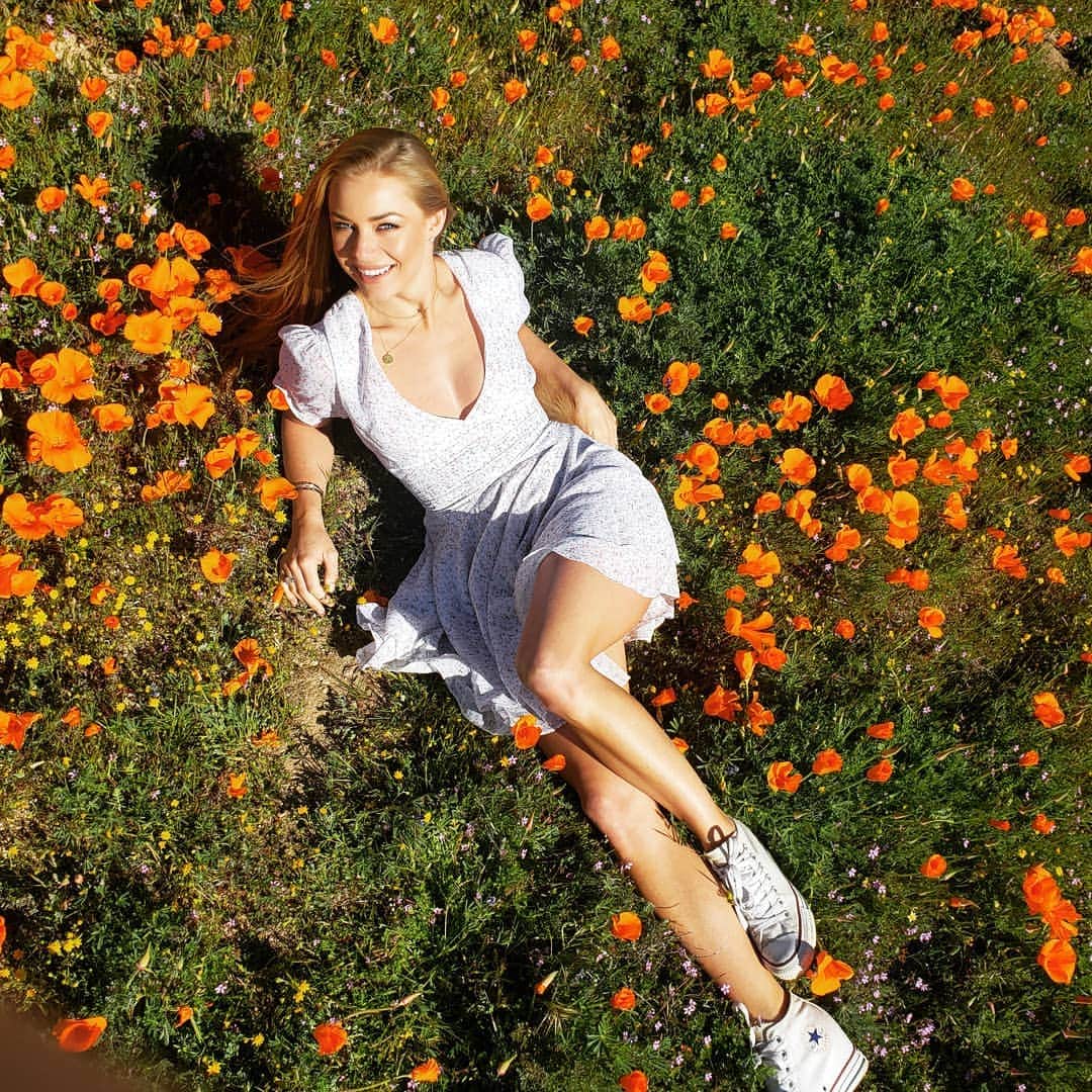 Nikki Leighさんのインスタグラム写真 - (Nikki LeighInstagram)「Fulfilling my dream of laying in poppy fields🥰 Sadly I didn't realize my allergies arnt so into it🤭🤧🥴 . . .  #natureart #californiapoppies #poppy #poppies #poppylarity #botanical」3月31日 3時30分 - missnikkileigh
