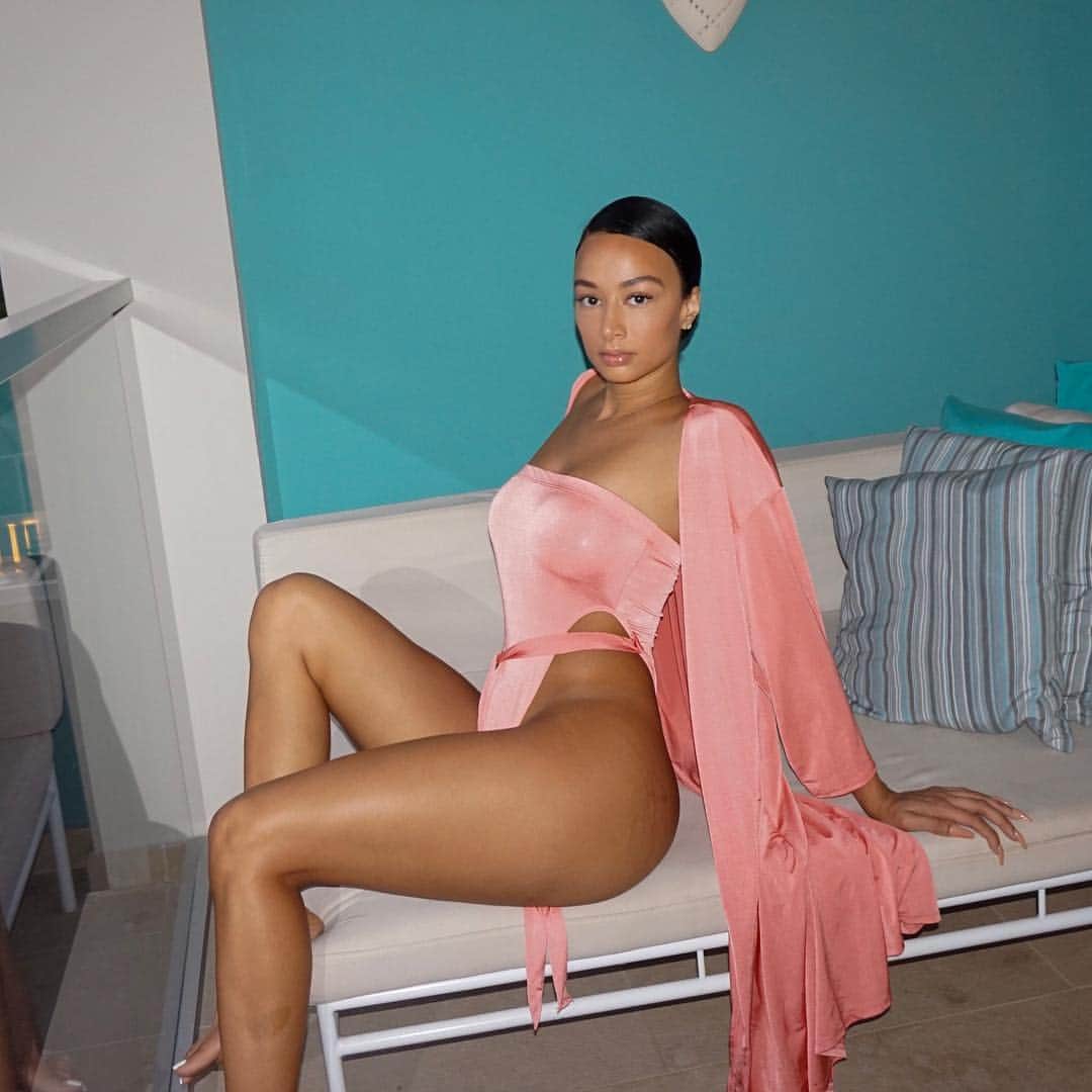 Draya Micheleさんのインスタグラム写真 - (Draya MicheleInstagram)「Me and my self timer having lil fights on vacation.... the blurriest woulda been fire. 😩 @fashionnova」3月31日 3時23分 - drayamichele