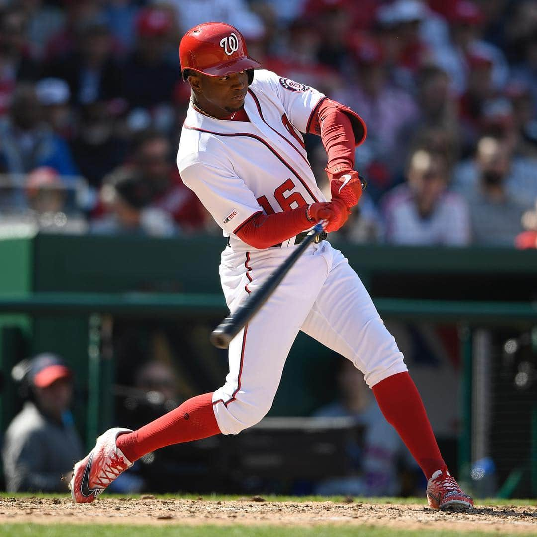 ワシントン・ナショナルズさんのインスタグラム写真 - (ワシントン・ナショナルズInstagram)「If you had Victor Robles hitting our 1st HR of the season, you win. #FlyingV 🦅」3月31日 3時24分 - nationals