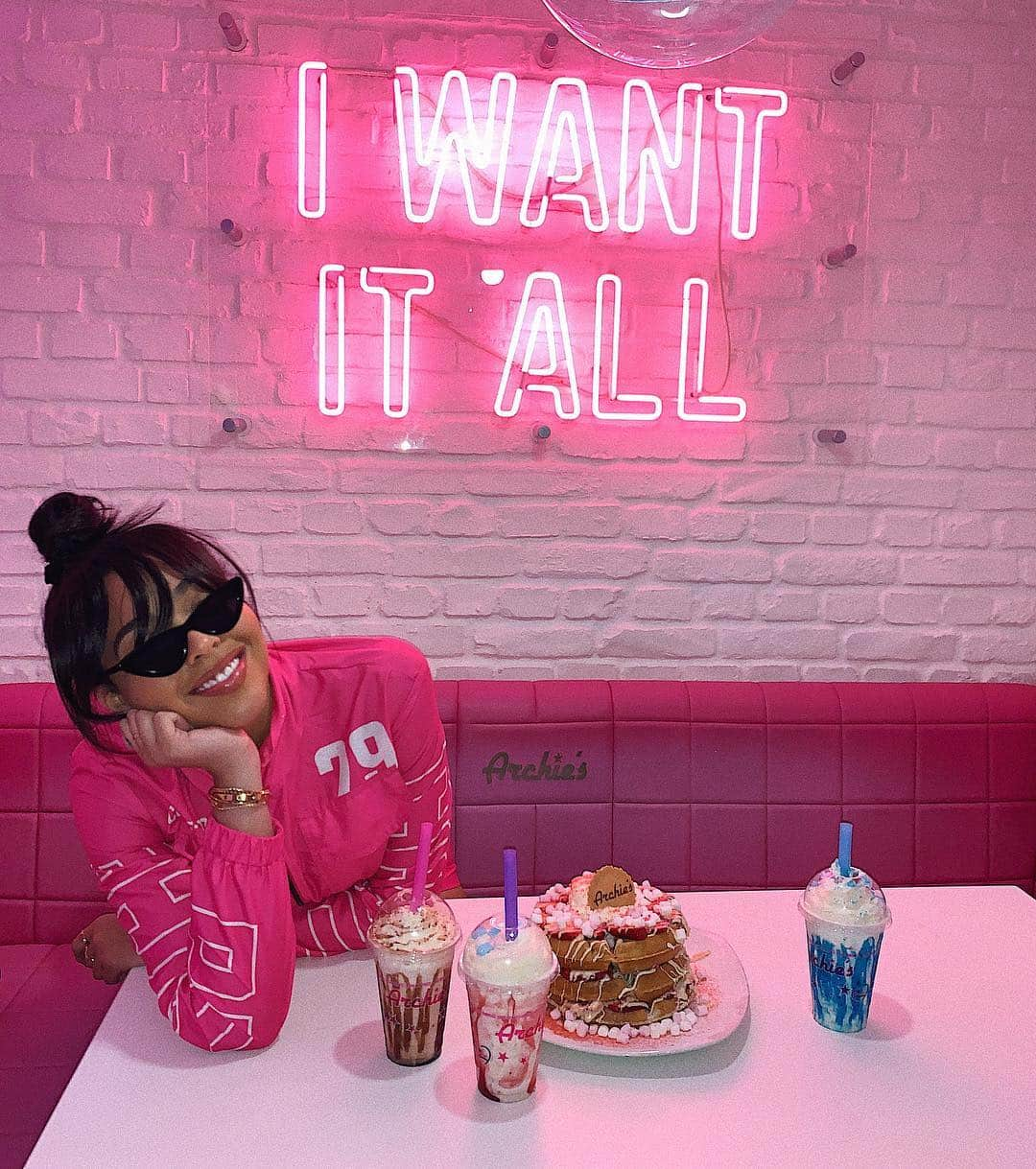 ジョーディン・ウッズさんのインスタグラム写真 - (ジョーディン・ウッズInstagram)「can’t go to Manchester without getting a shake @lovearchies 💕」3月31日 3時26分 - jordynwoods