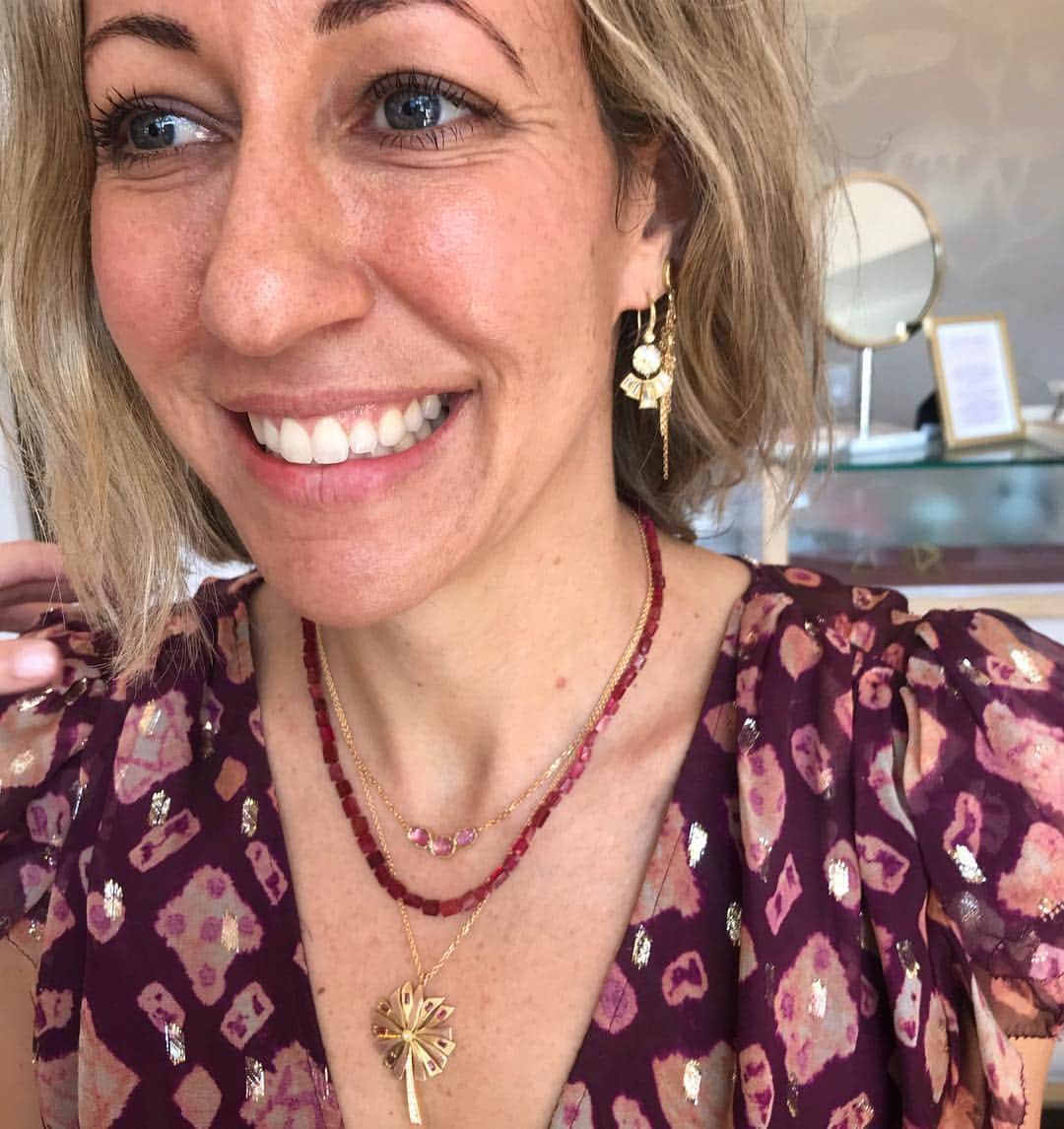 ブルックグレグソンさんのインスタグラム写真 - (ブルックグレグソンInstagram)「Layering it up with sapphires, spinel, and engraved enamel Dandelion pendant @pinklagoon ! 🌸🌈💕✨ #trunkshow #pinklagoon #brookegregson #solanabeach」3月31日 3時33分 - brookegregson