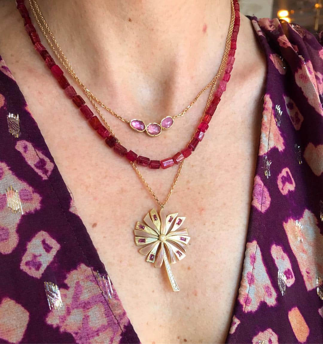 ブルックグレグソンさんのインスタグラム写真 - (ブルックグレグソンInstagram)「Layering it up with sapphires, spinel, and engraved enamel Dandelion pendant @pinklagoon ! 🌸🌈💕✨ #trunkshow #pinklagoon #brookegregson #solanabeach」3月31日 3時33分 - brookegregson