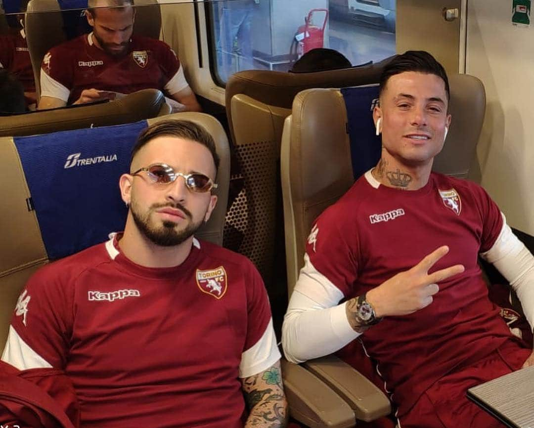 トリノFCさんのインスタグラム写真 - (トリノFCInstagram)「Arrivati a Firenze! Grazie per il passaggio, @frecciarossaofficial 😉  #SFT #TrenoUfficiale」3月31日 3時40分 - torinofc1906