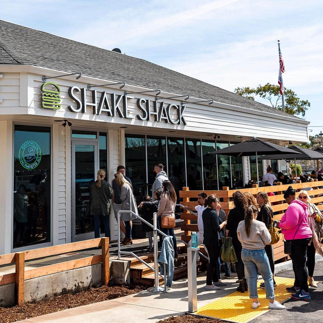 SHAKE SHACKさんのインスタグラム写真 - (SHAKE SHACKInstagram)「Meet our second Bay Area Shack at Marin Country Mart (aka the perfect pit stop on the way to your NorCal adventures)! We’re serving up the classics (plus a few Bay Area exclusives) to satisfy all your cravings. Peep our story for opening day fun + swing by 1401 Larkspur Landing Circle to say 👋! #shakeshack」3月31日 3時43分 - shakeshack