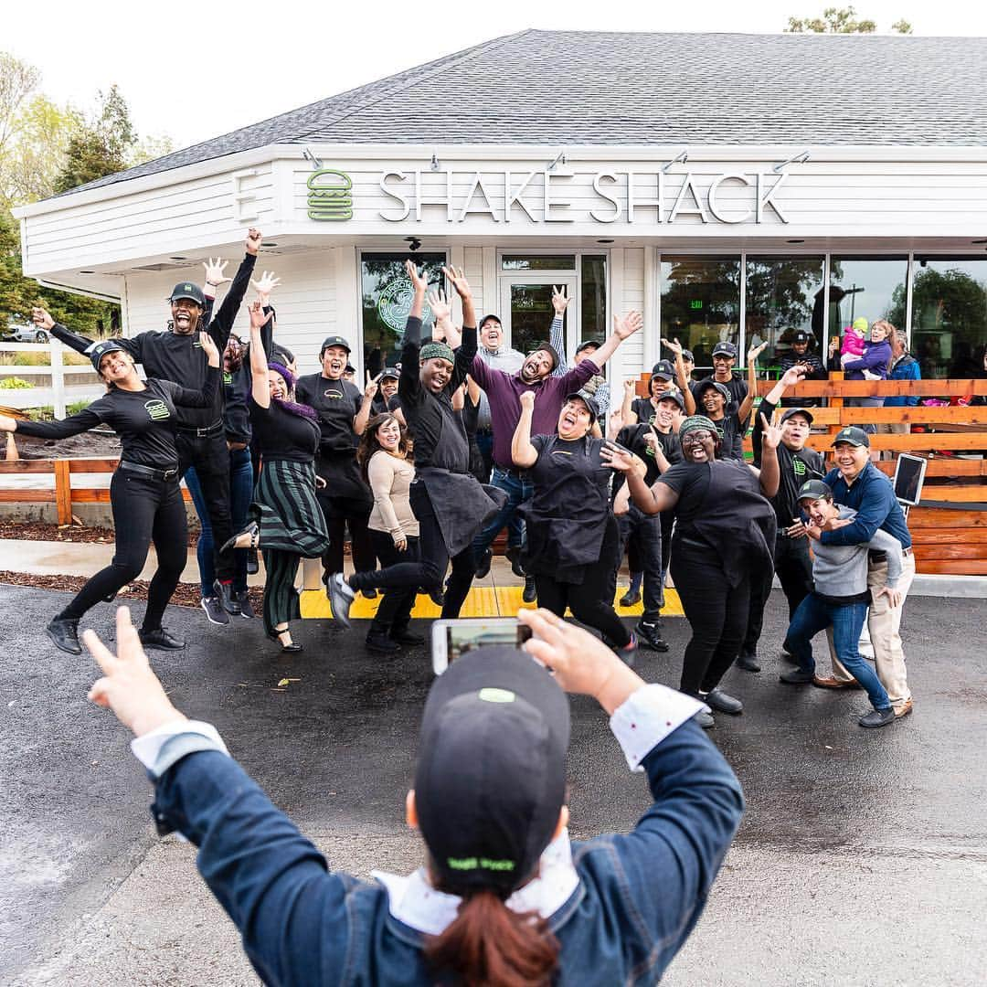 SHAKE SHACKさんのインスタグラム写真 - (SHAKE SHACKInstagram)「Meet our second Bay Area Shack at Marin Country Mart (aka the perfect pit stop on the way to your NorCal adventures)! We’re serving up the classics (plus a few Bay Area exclusives) to satisfy all your cravings. Peep our story for opening day fun + swing by 1401 Larkspur Landing Circle to say 👋! #shakeshack」3月31日 3時43分 - shakeshack