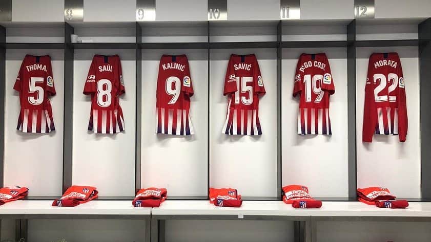 アトレティコ・マドリードさんのインスタグラム写真 - (アトレティコ・マドリードInstagram)「👕🏧 ¡Todo preparado en nuestro vestuario! - 👕 Our changing room is all set ahead of today's big game! 💪 - 👕🏧 Tout est prêt dans le vestiaire rojiblanco! 💪  #AúpaAtleti #AlavésAtleti #Atleti#Atlético#AtléticoDeMadrid #Fútbol#LaLiga#Soccer #Football #GoAtleti」3月31日 3時44分 - atleticodemadrid