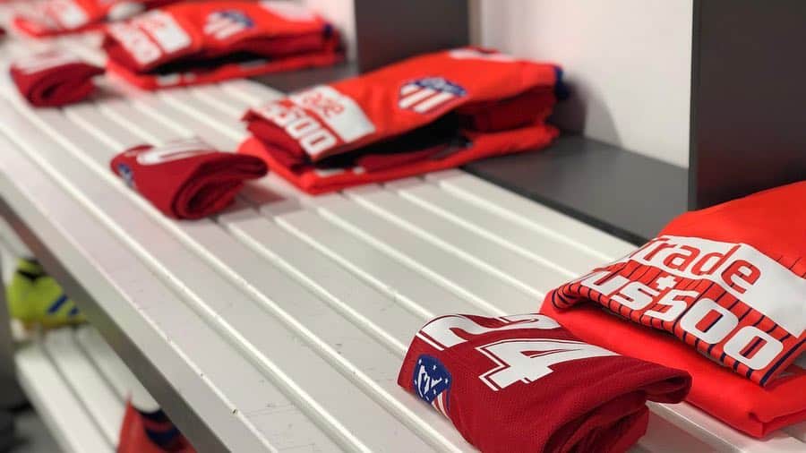 アトレティコ・マドリードさんのインスタグラム写真 - (アトレティコ・マドリードInstagram)「👕🏧 ¡Todo preparado en nuestro vestuario! - 👕 Our changing room is all set ahead of today's big game! 💪 - 👕🏧 Tout est prêt dans le vestiaire rojiblanco! 💪  #AúpaAtleti #AlavésAtleti #Atleti#Atlético#AtléticoDeMadrid #Fútbol#LaLiga#Soccer #Football #GoAtleti」3月31日 3時44分 - atleticodemadrid